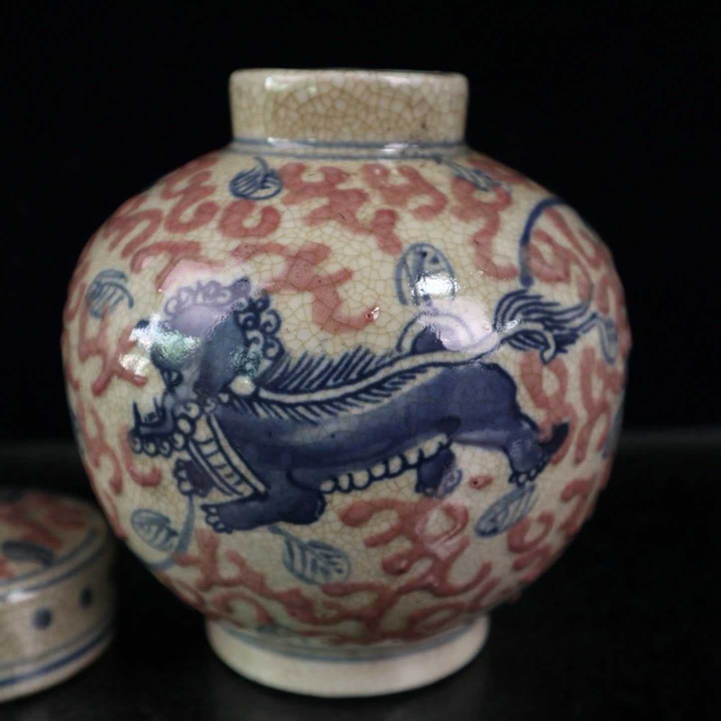 Open piece blue and white glazed red lion patterned lid jar