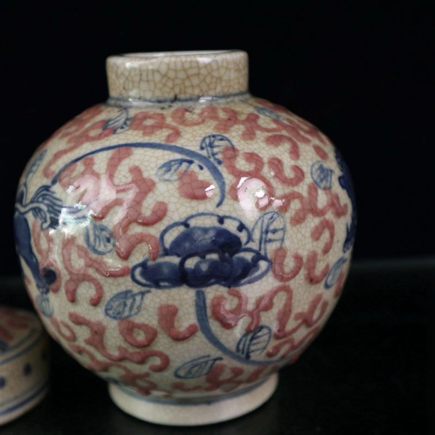 Open piece blue and white glazed red lion patterned lid jar