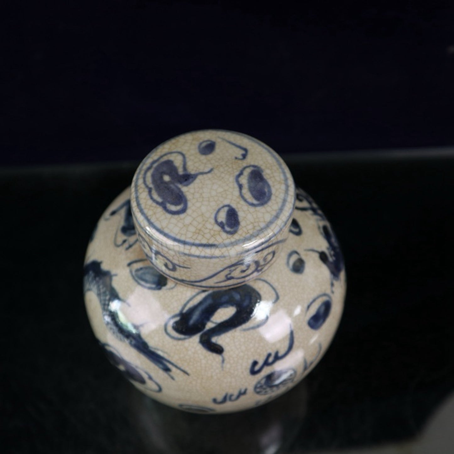 Open blue and white dragon patterned lid jar