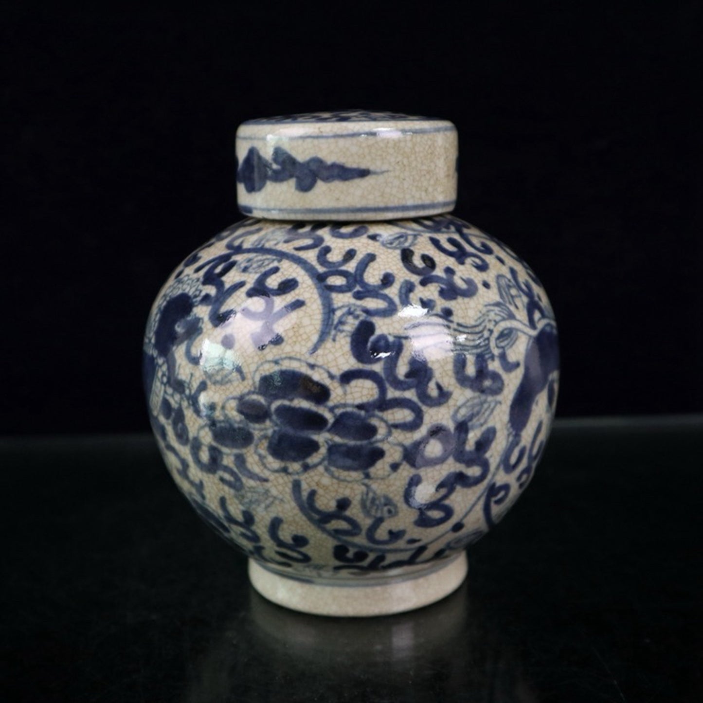 Open piece blue and white lion patterned ceiling jar