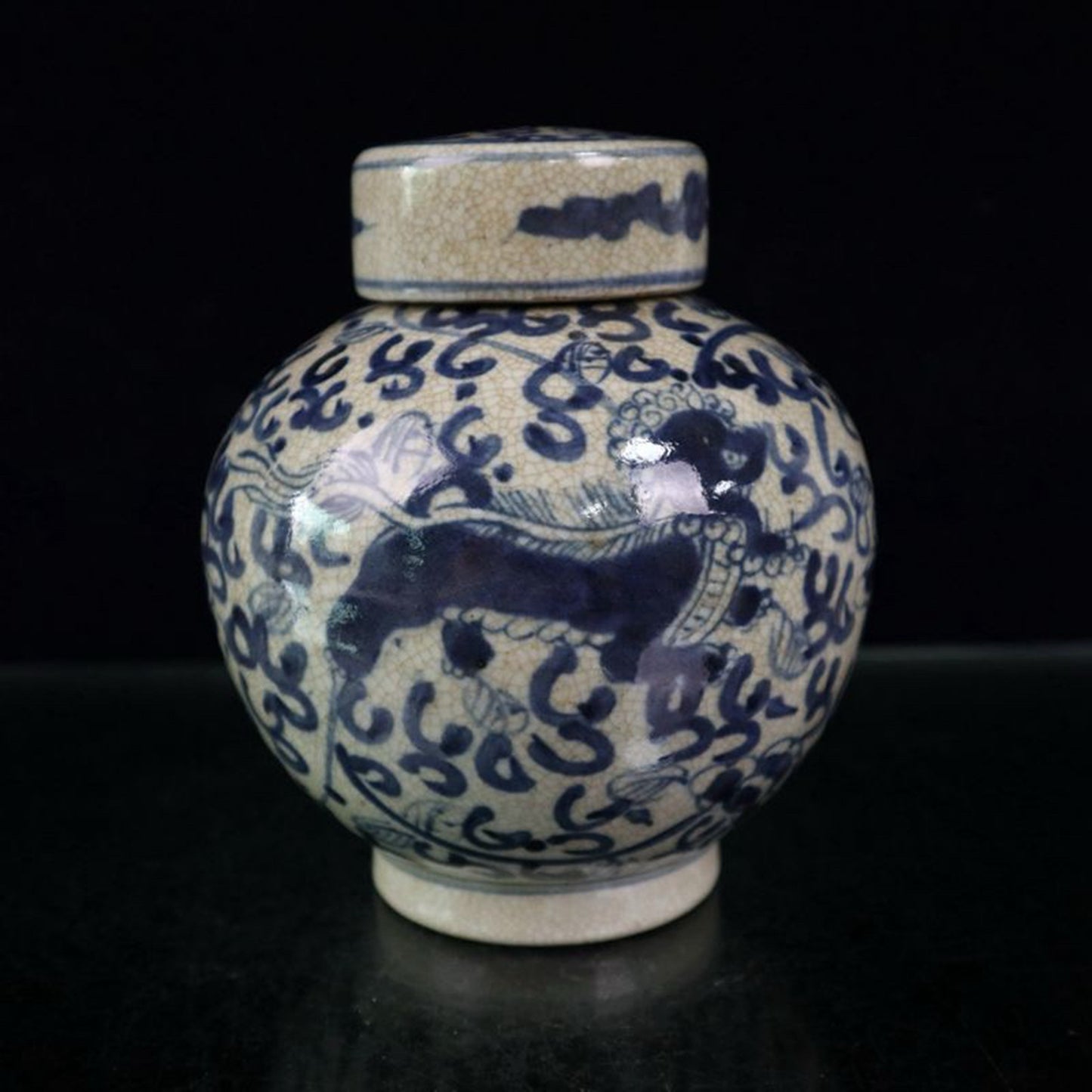 Open piece blue and white lion patterned ceiling jar