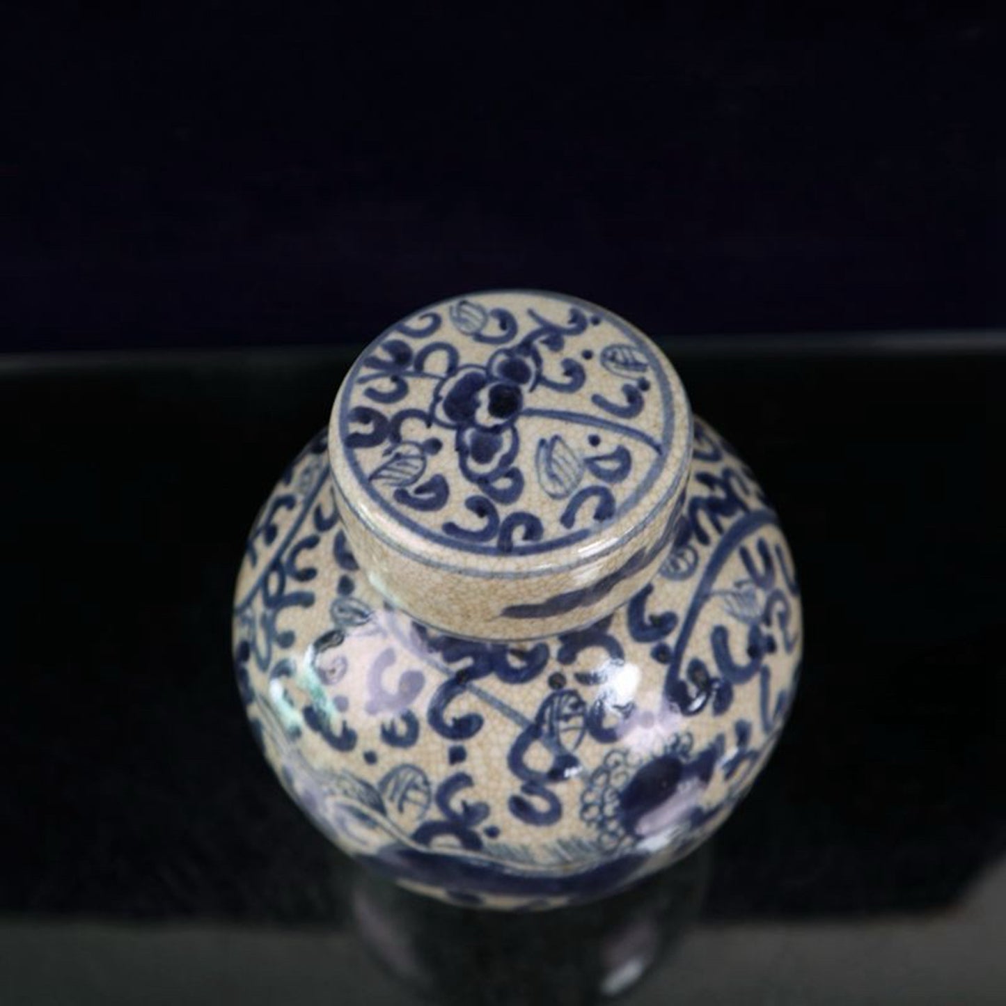 Open piece blue and white lion patterned ceiling jar