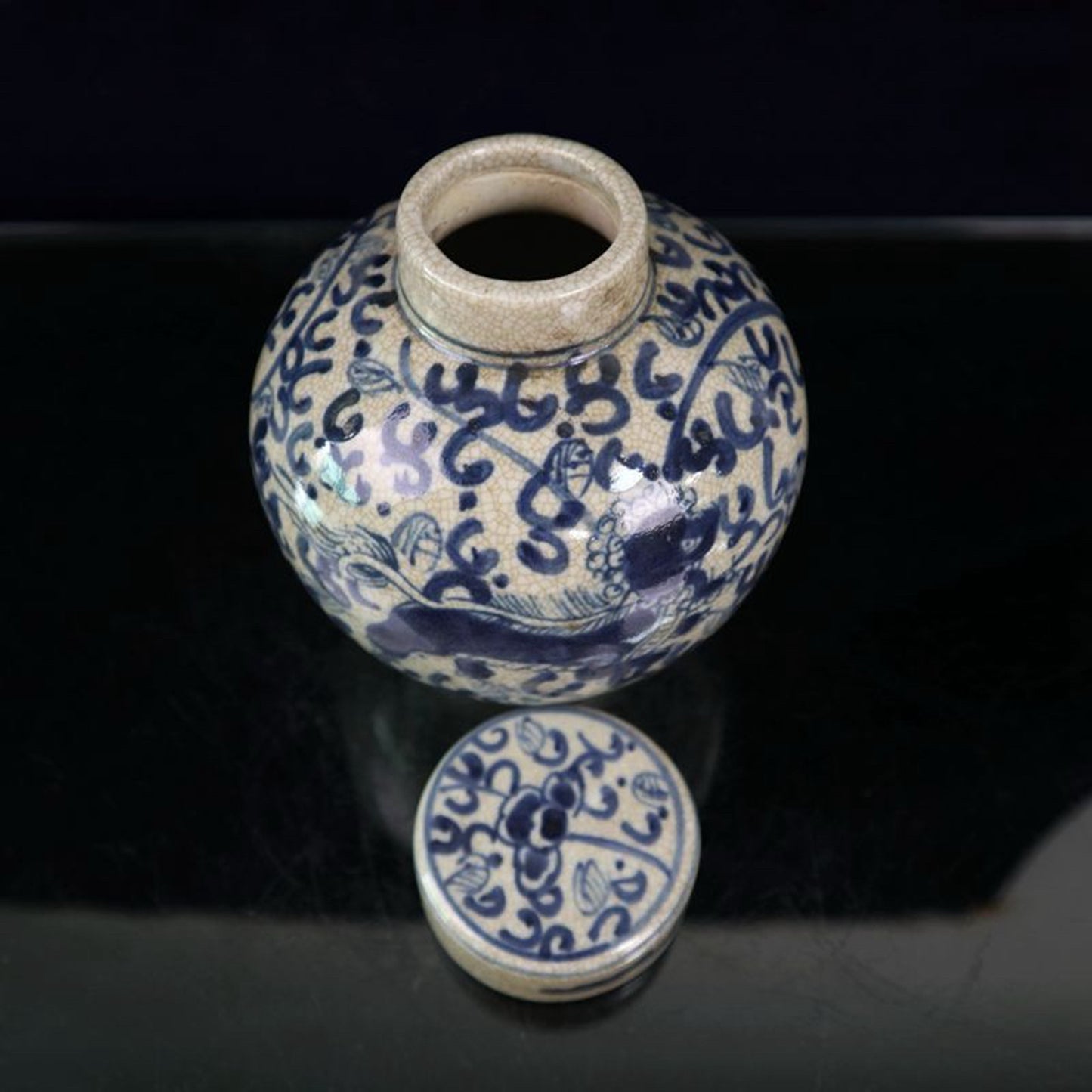 Open piece blue and white lion patterned ceiling jar