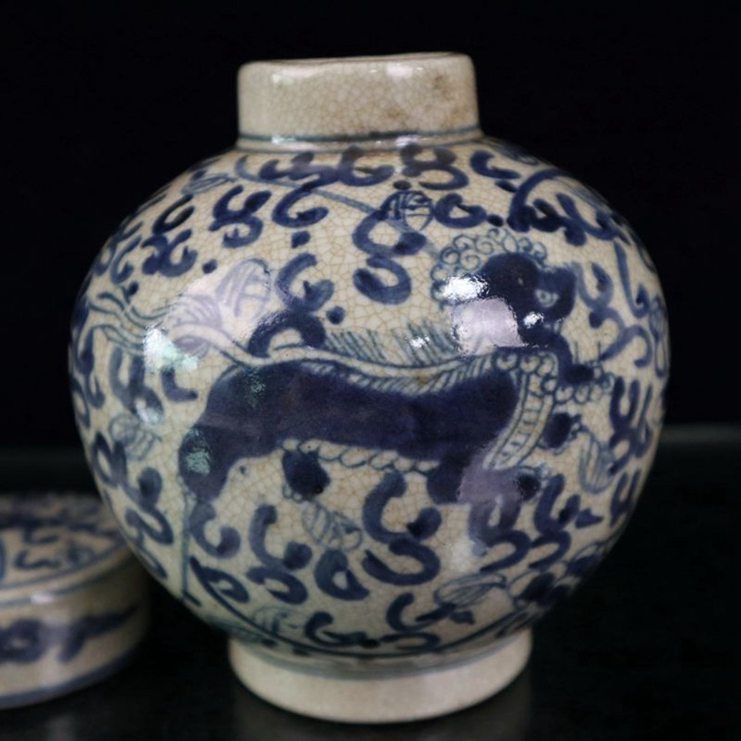 Open piece blue and white lion patterned ceiling jar