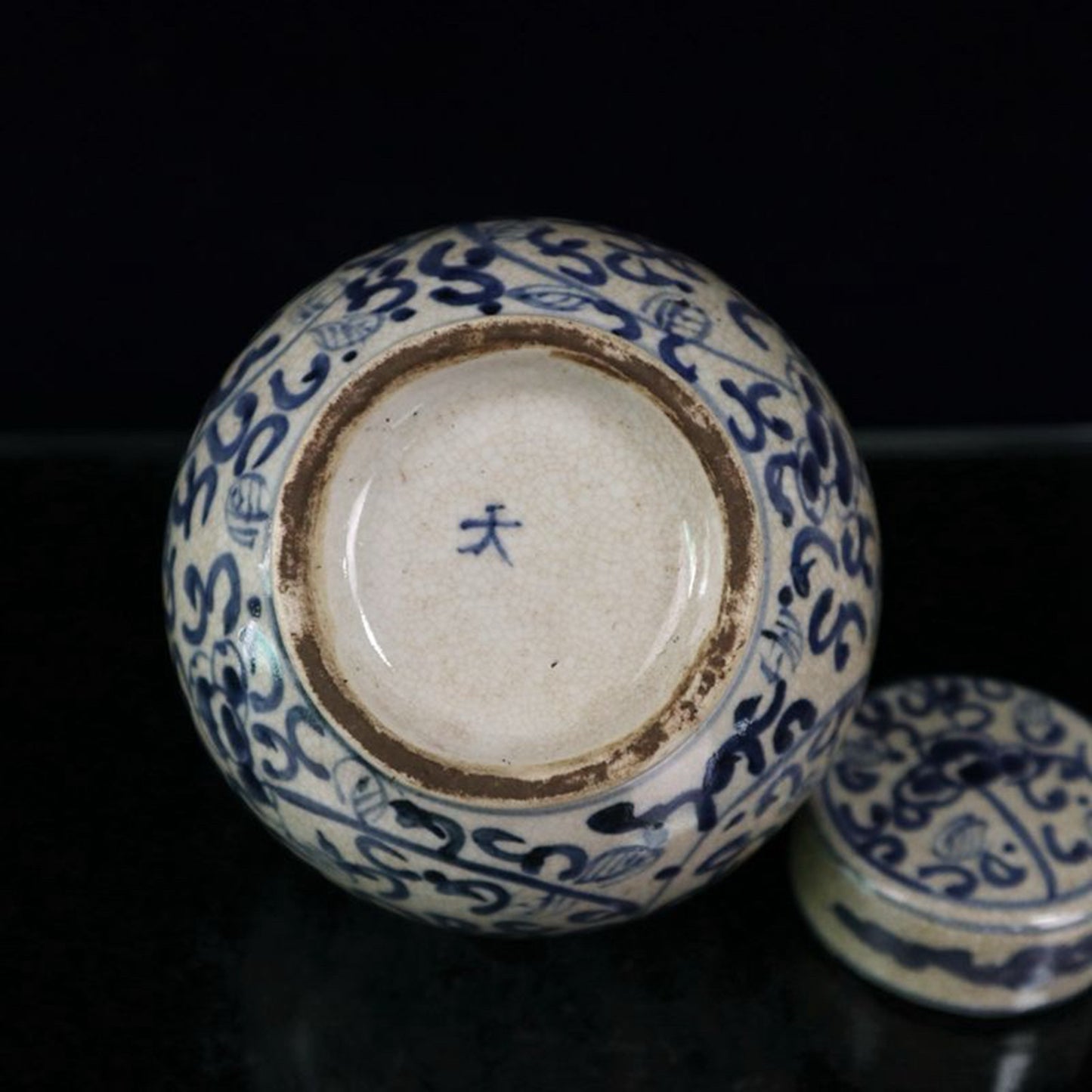 Open piece blue and white lion patterned ceiling jar