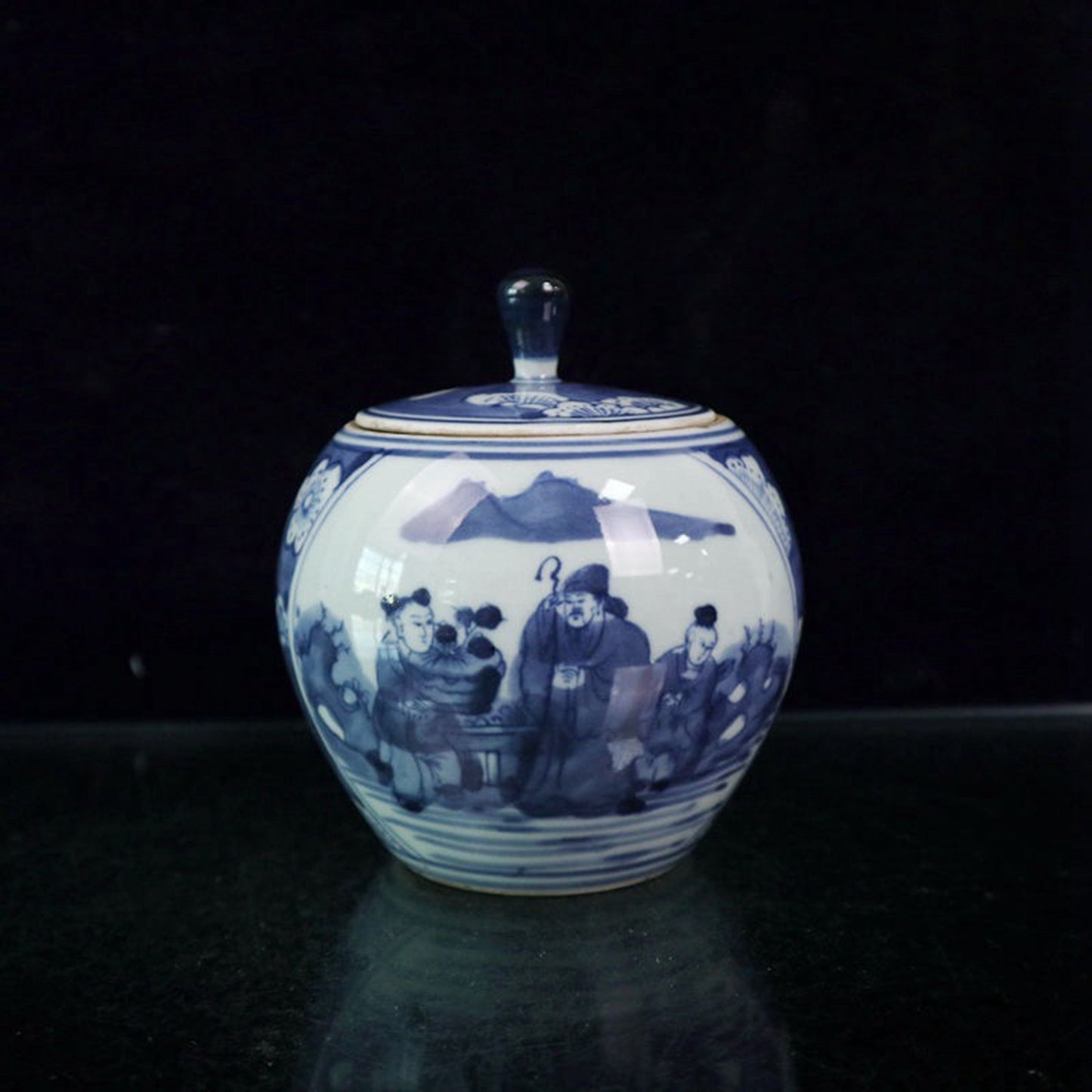 Blue and white figure patterned ice plum patterned lid jar