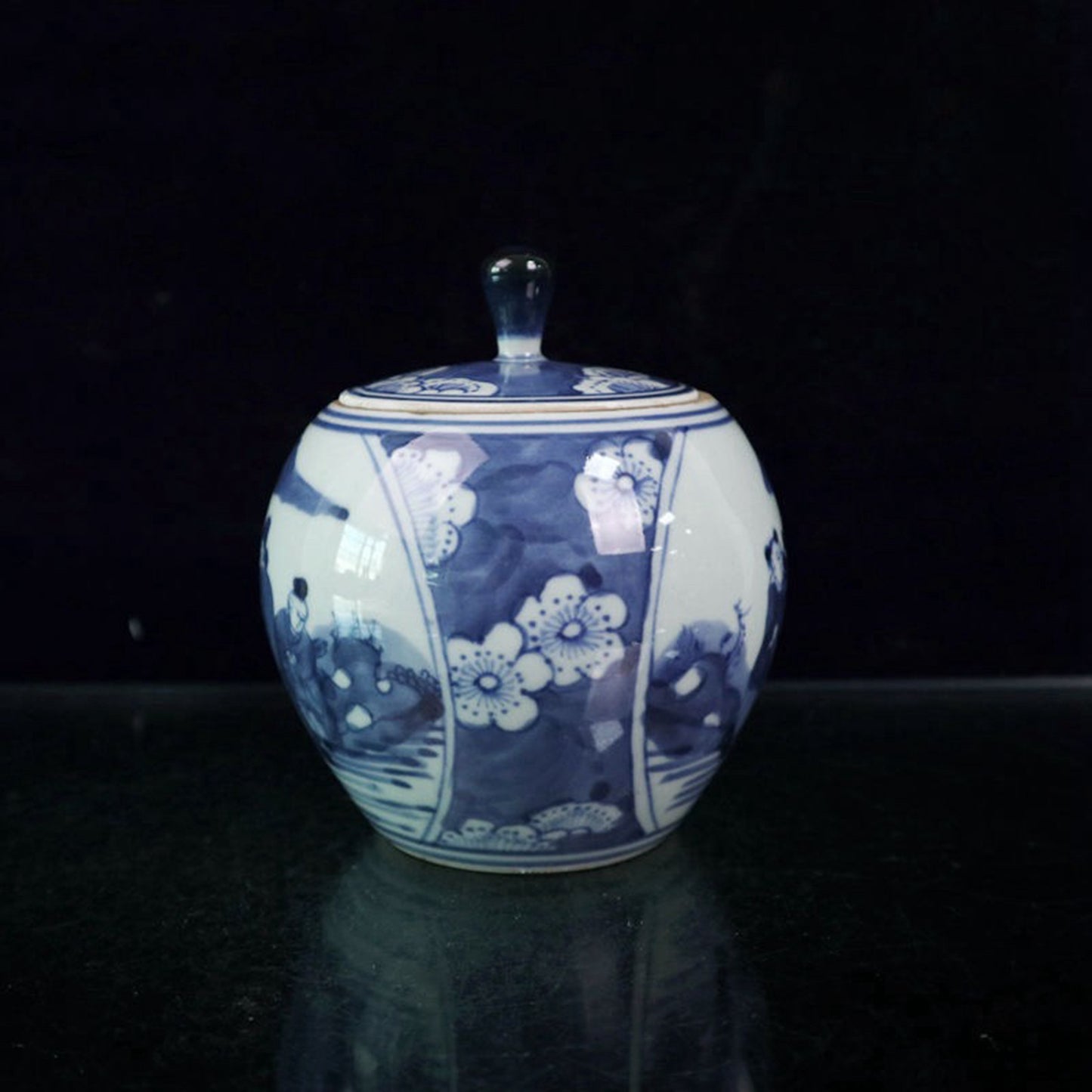 Blue and white figure patterned ice plum patterned lid jar