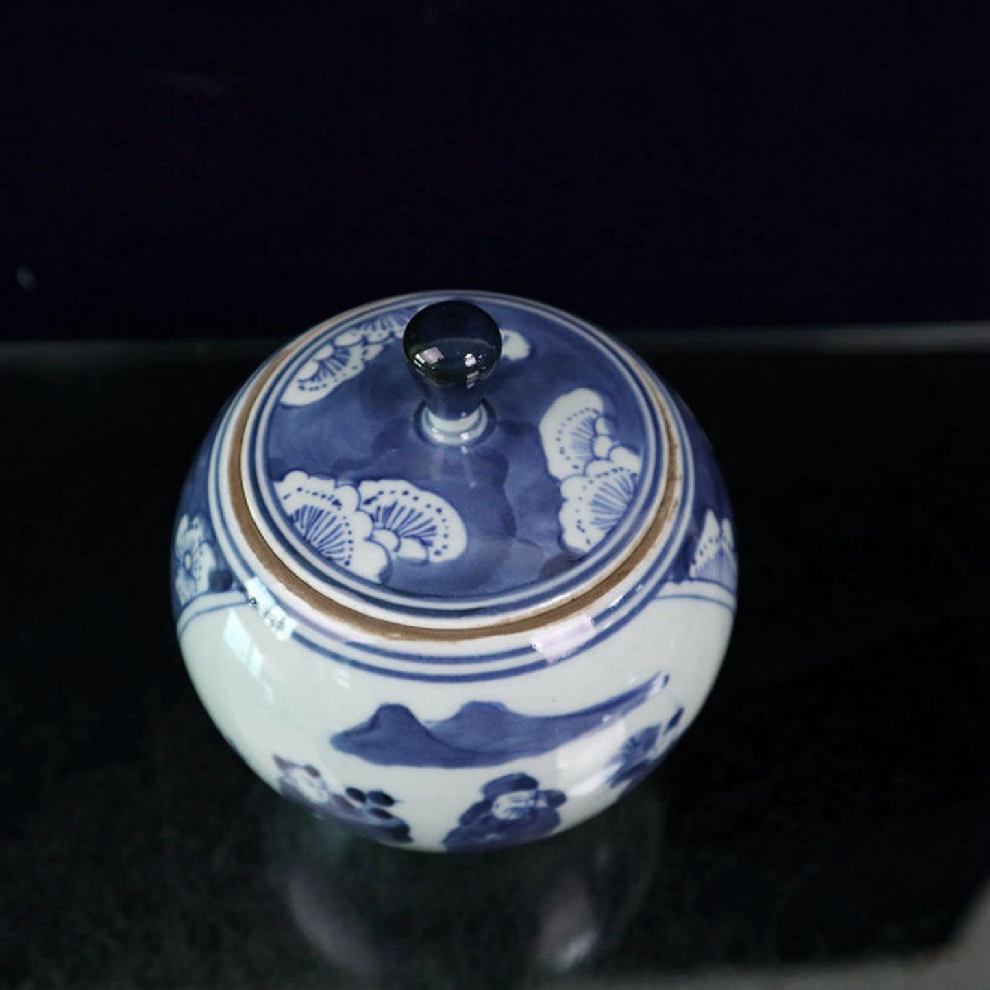 Blue and white figure patterned ice plum patterned lid jar