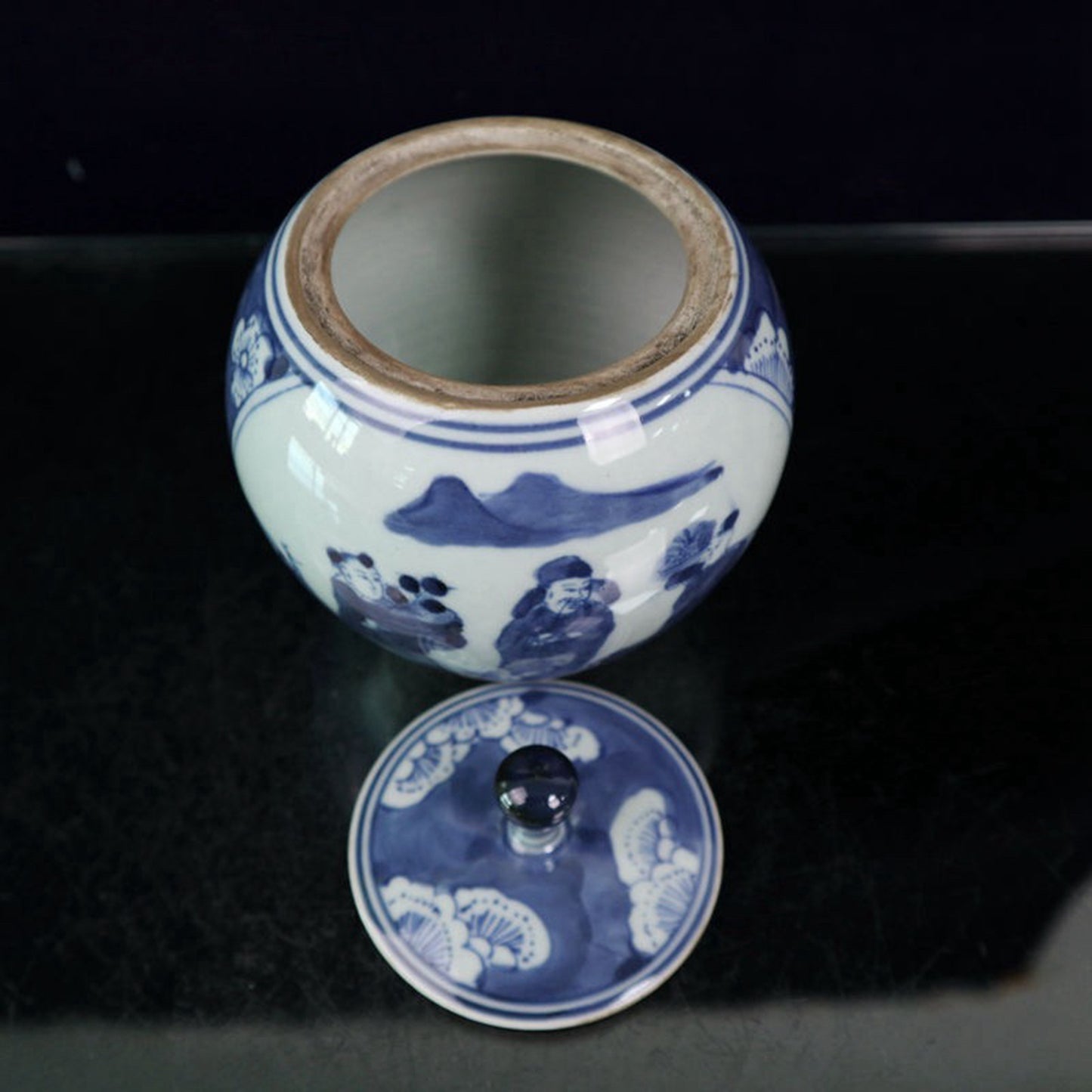Blue and white figure patterned ice plum patterned lid jar