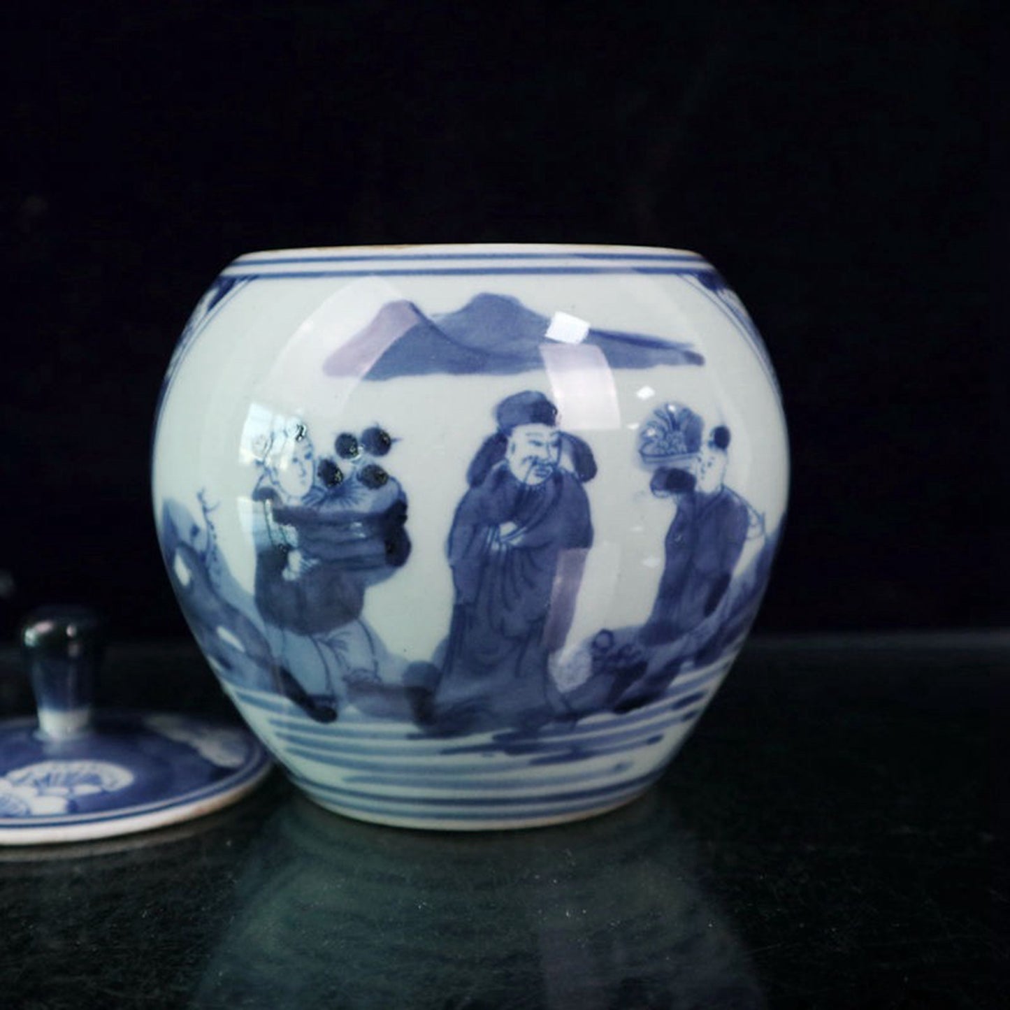 Blue and white figure patterned ice plum patterned lid jar