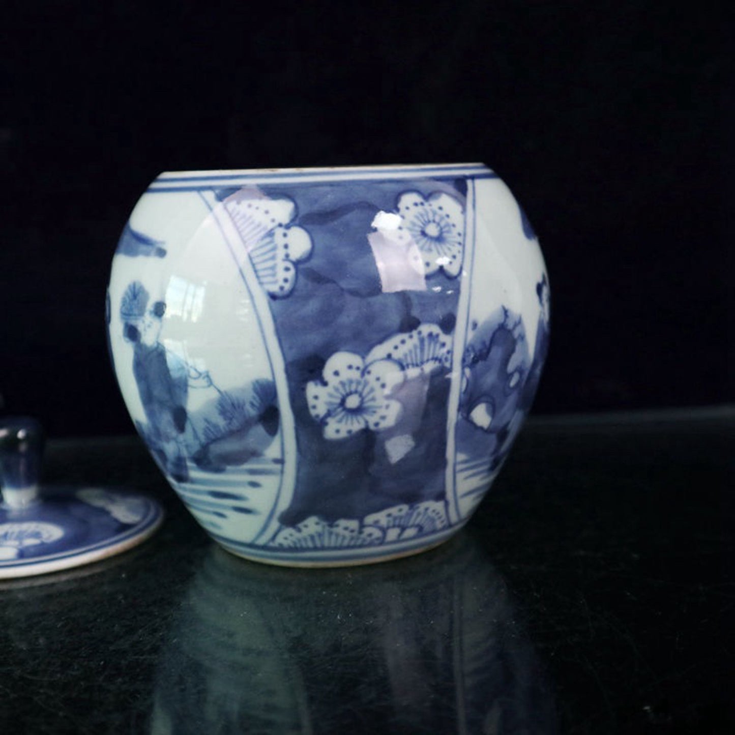 Blue and white figure patterned ice plum patterned lid jar