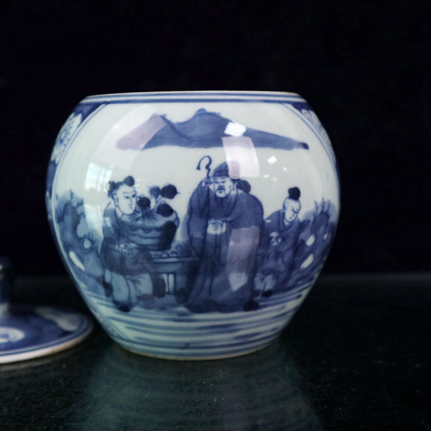 Blue and white figure patterned ice plum patterned lid jar