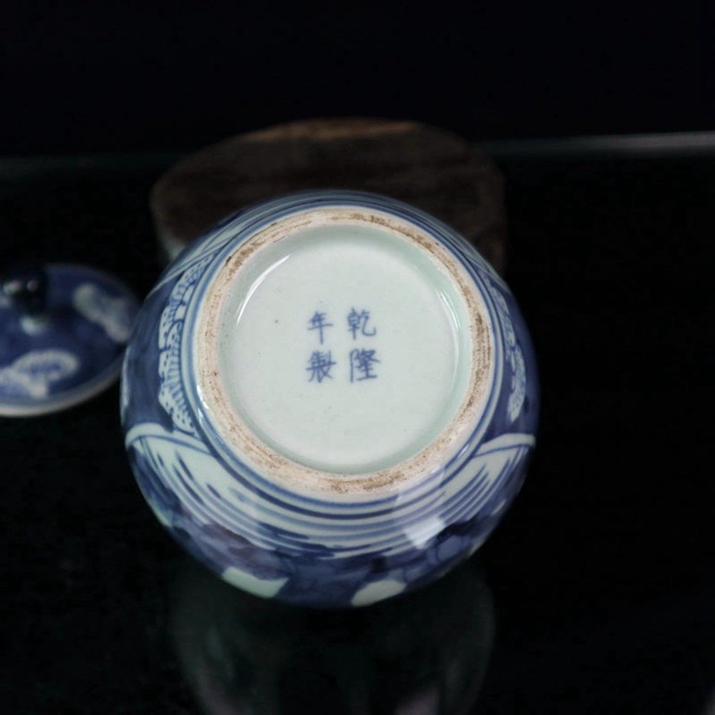Blue and white figure patterned ice plum patterned lid jar