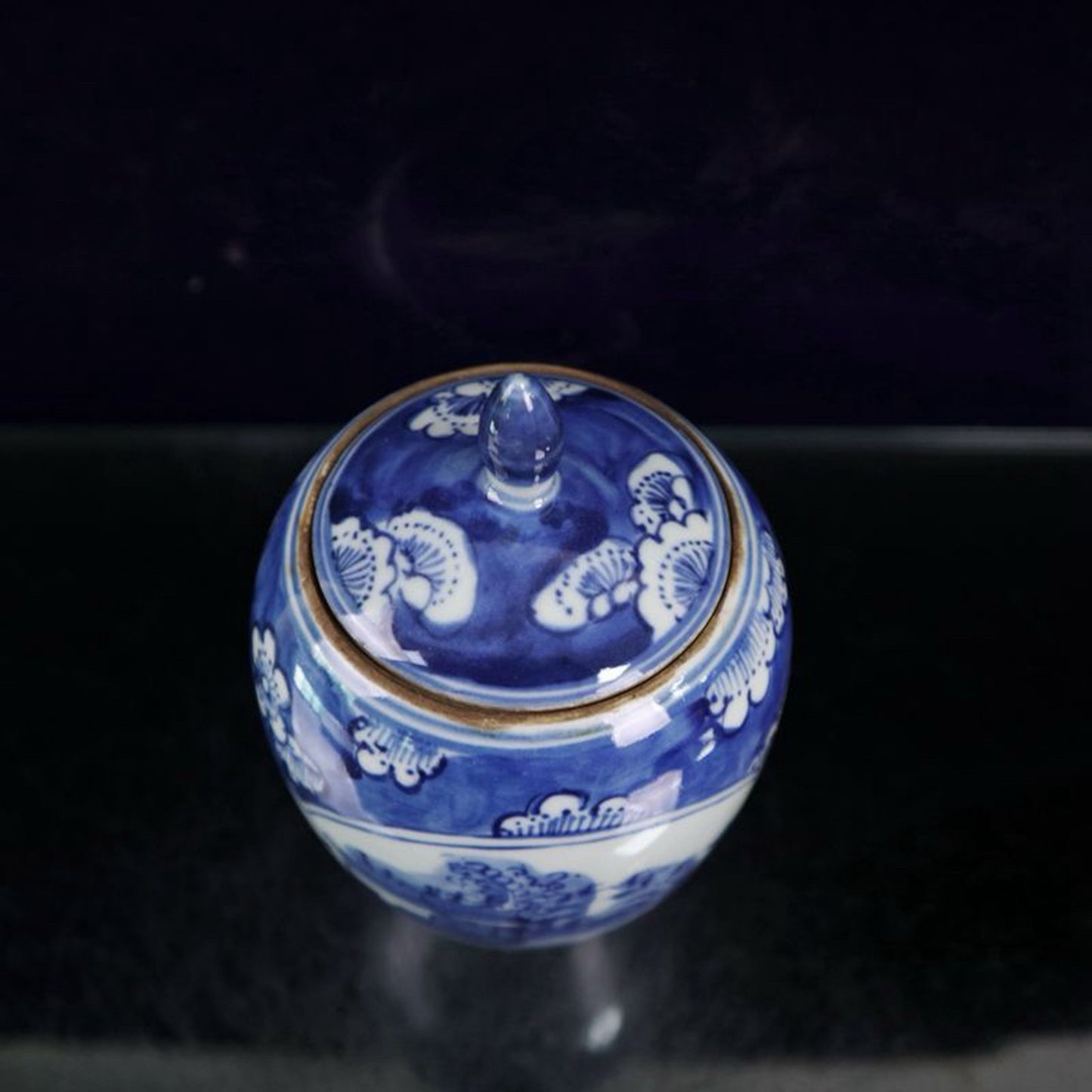 Blue and white ice plum patterned mountain and water patterned lid jar