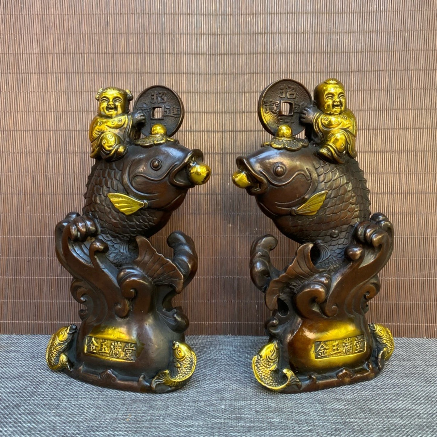 A pair of pure copper, gilded gold, and jade filled the hall