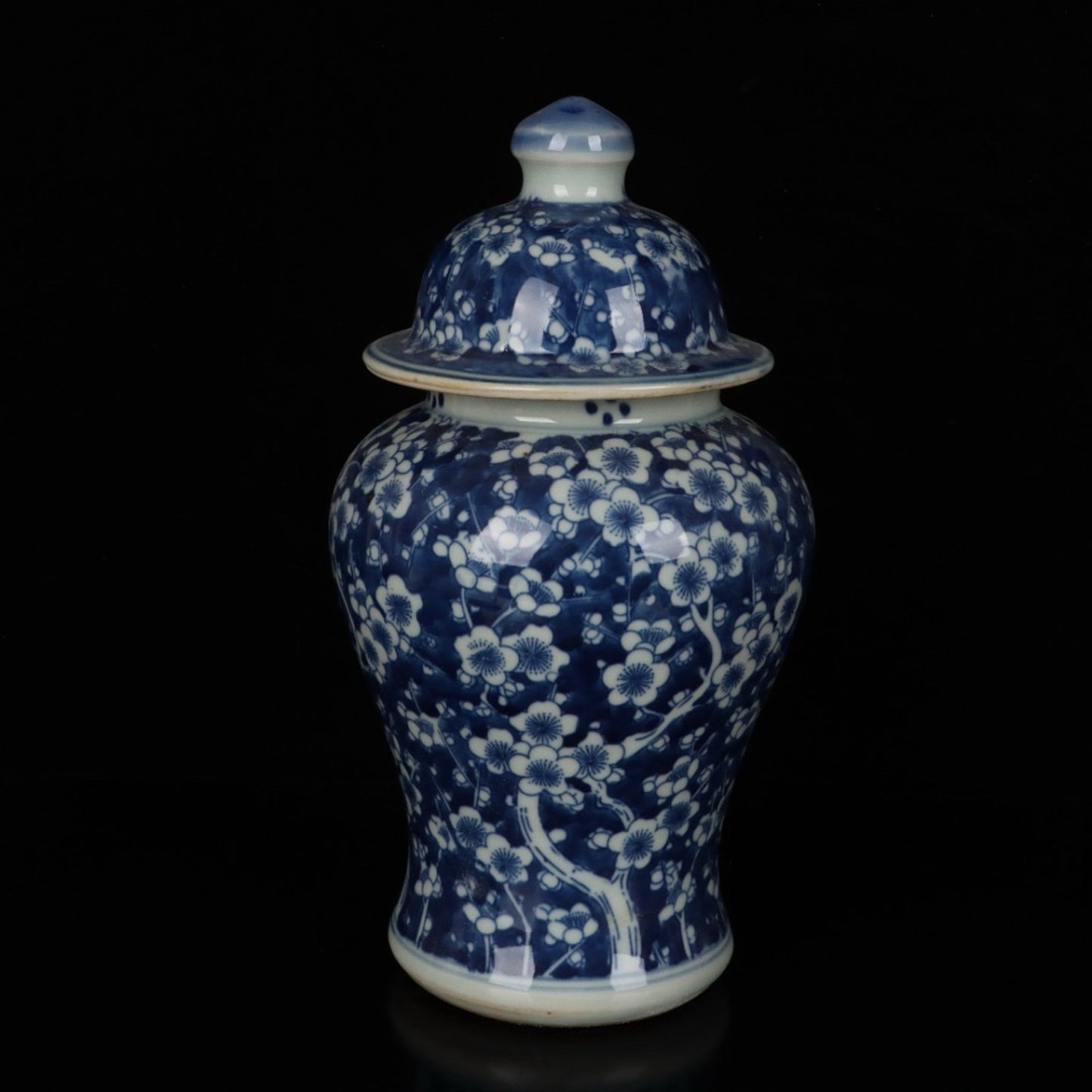 A pair of blue and white ice plum patterned general jars