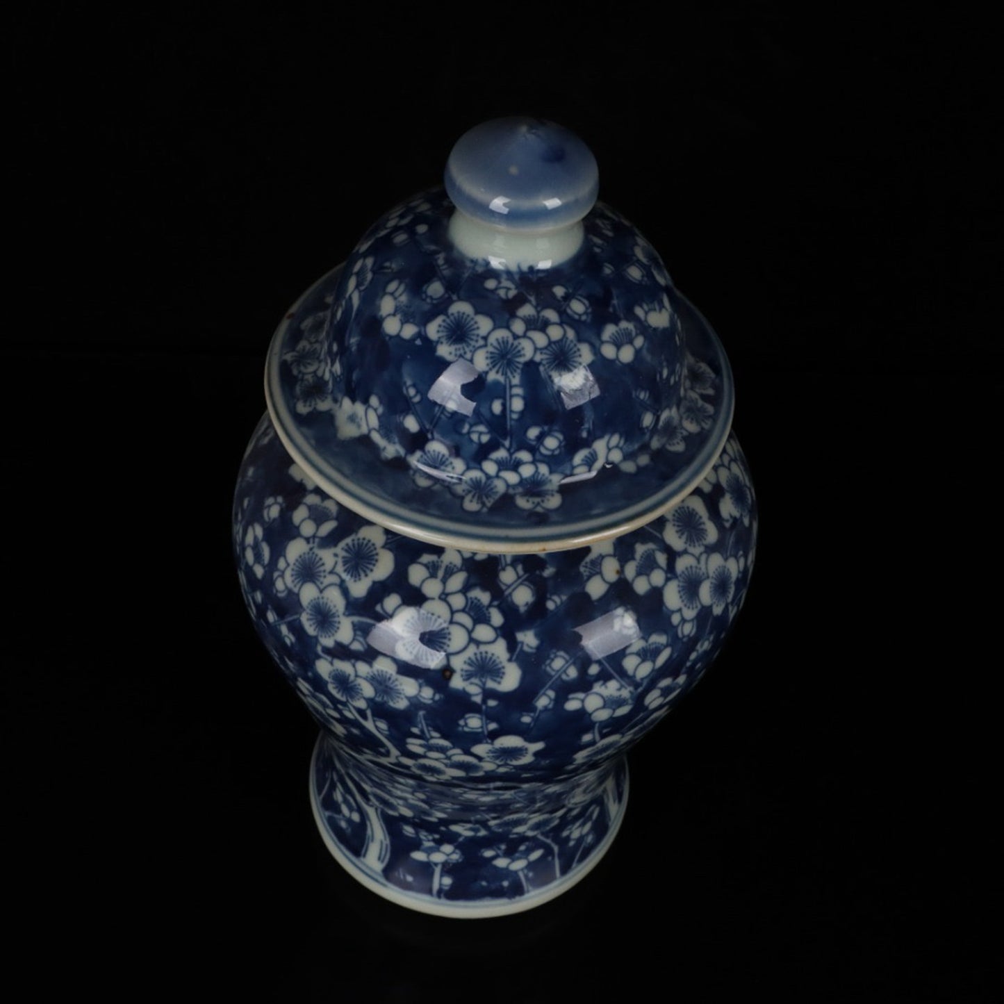 A pair of blue and white ice plum patterned general jars