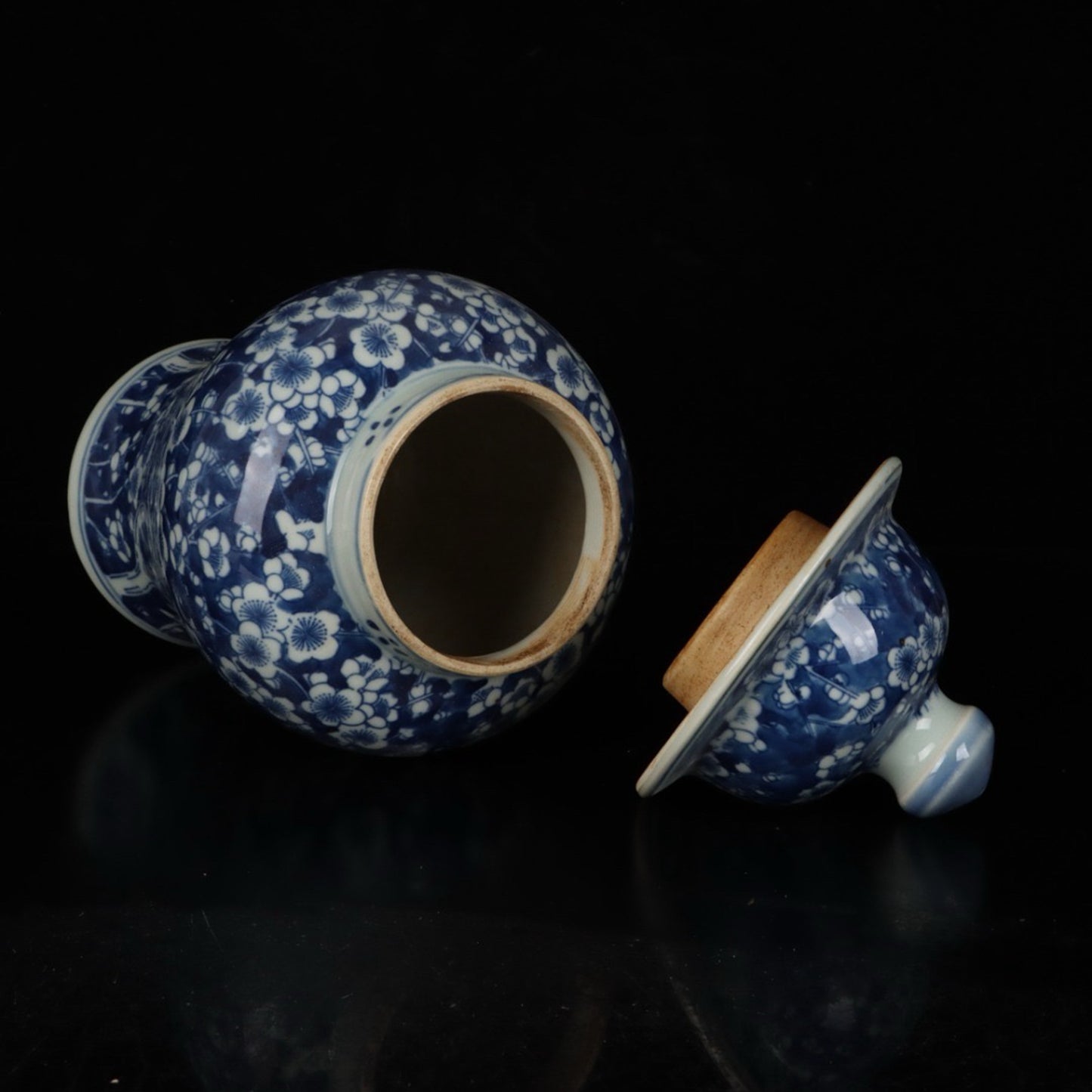 A pair of blue and white ice plum patterned general jars