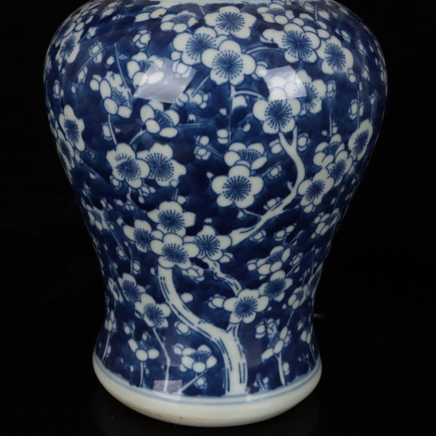 A pair of blue and white ice plum patterned general jars