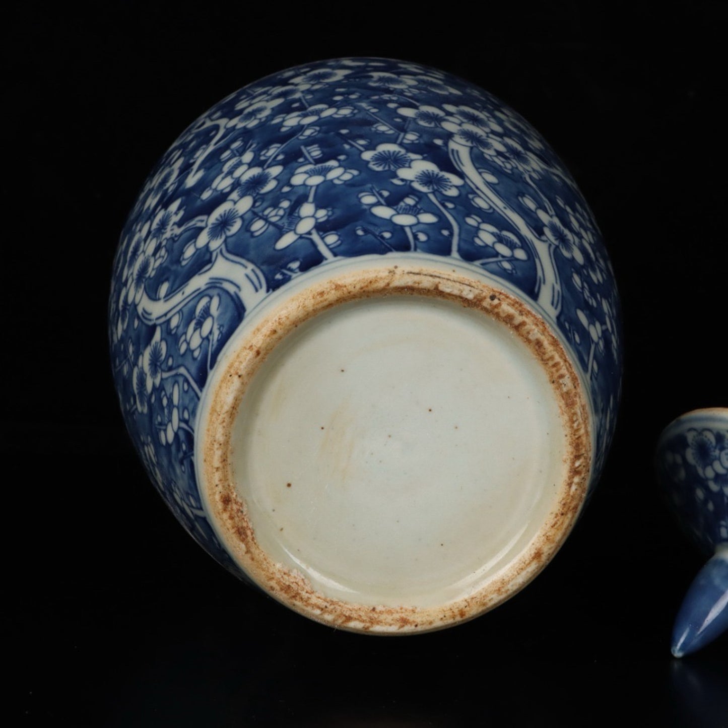 A pair of blue and white ice plum patterned general jars