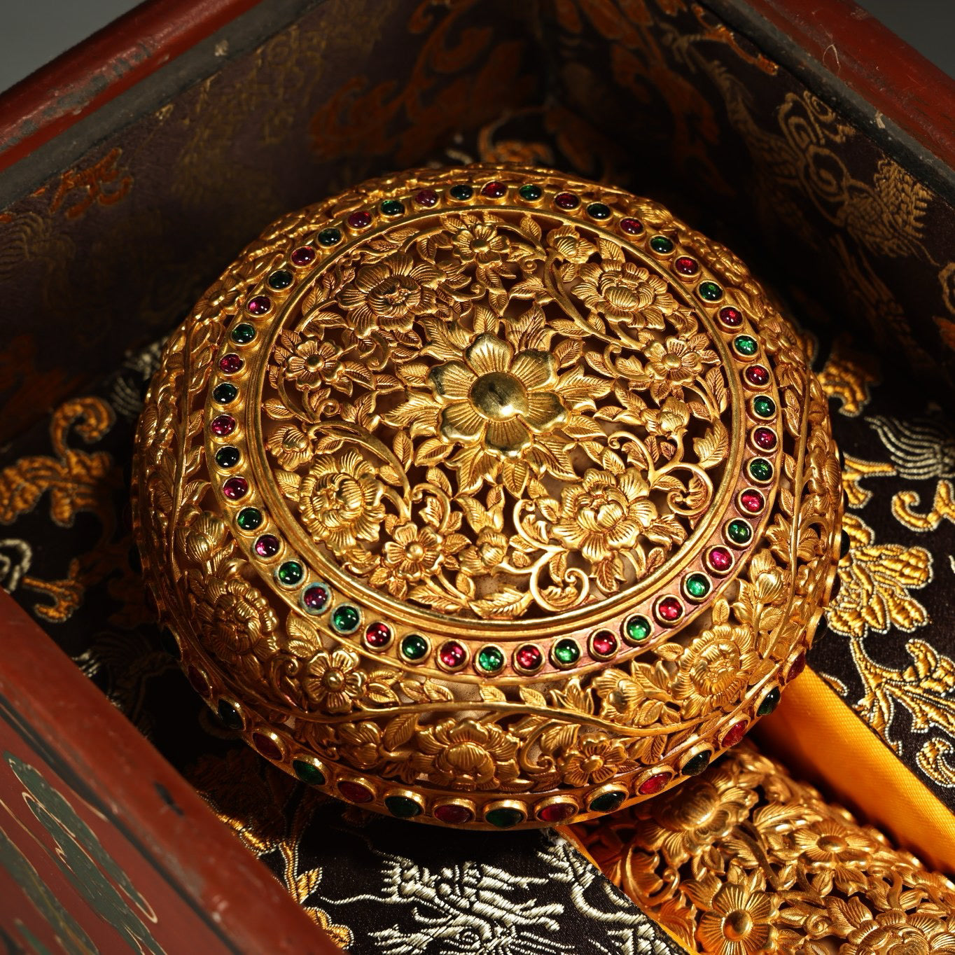 Chinese Antique Pure Copper High Relief Carving and Hollow Gold Plated Ruyi Paired with Old Lacquerware Box