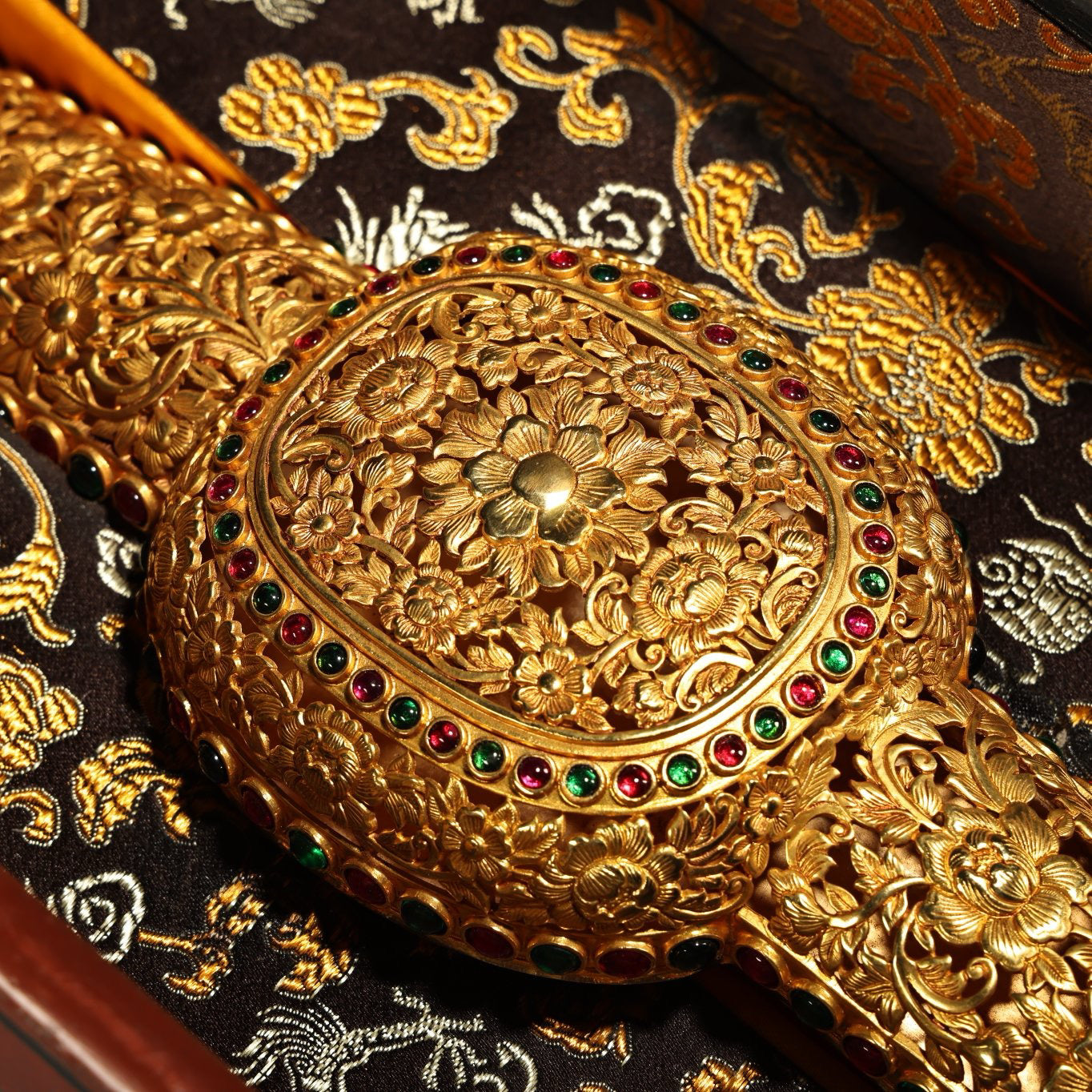 Chinese Antique Pure Copper High Relief Carving and Hollow Gold Plated Ruyi Paired with Old Lacquerware Box