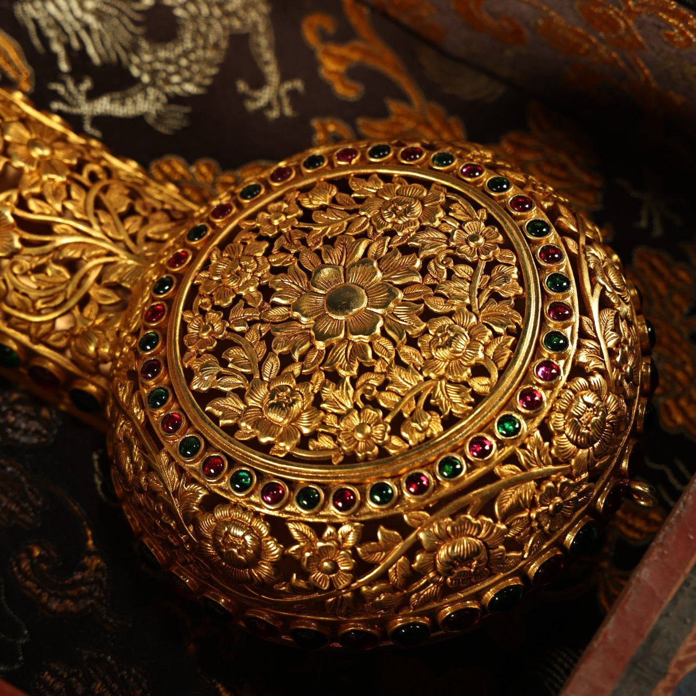 Chinese Antique Pure Copper High Relief Carving and Hollow Gold Plated Ruyi Paired with Old Lacquerware Box