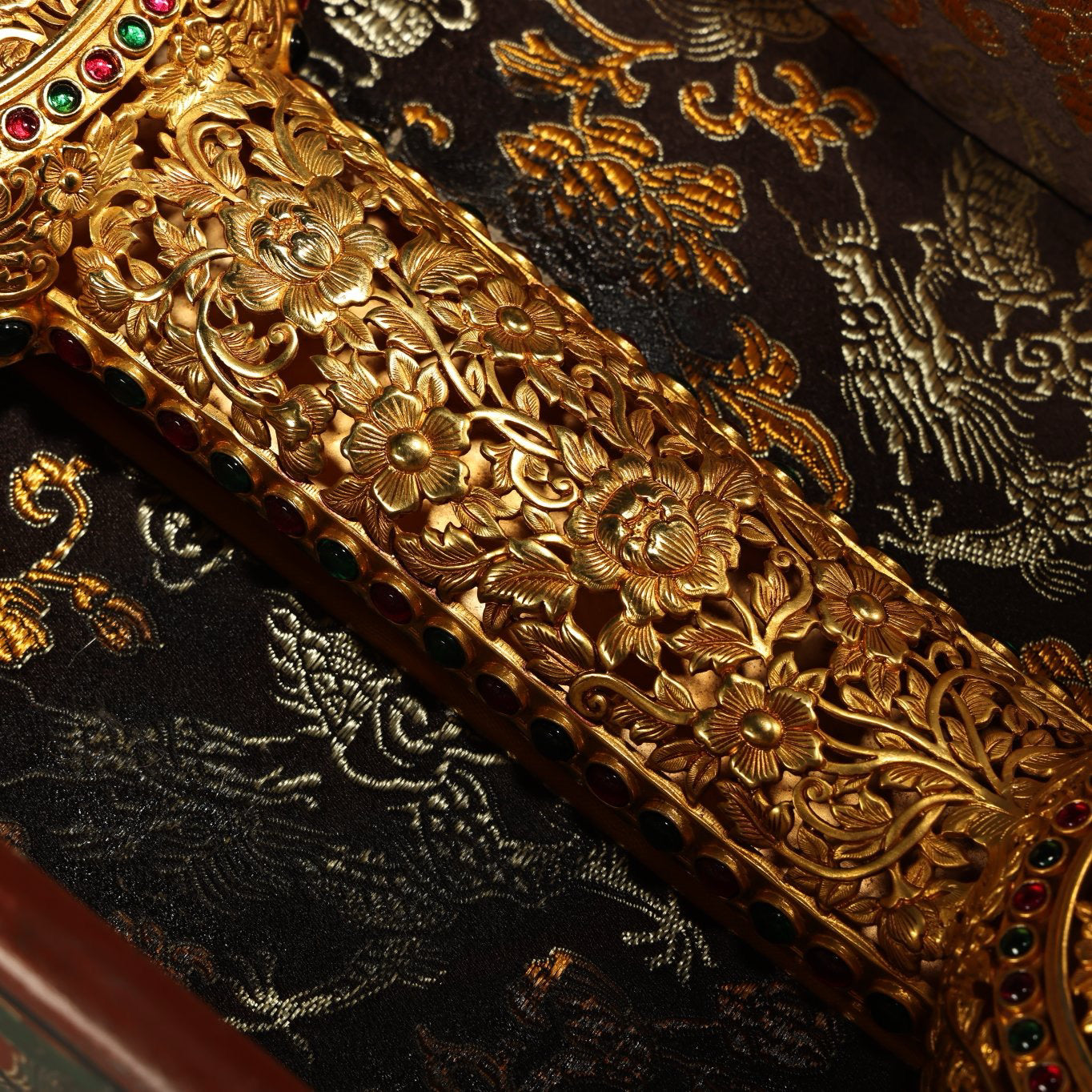Chinese Antique Pure Copper High Relief Carving and Hollow Gold Plated Ruyi Paired with Old Lacquerware Box