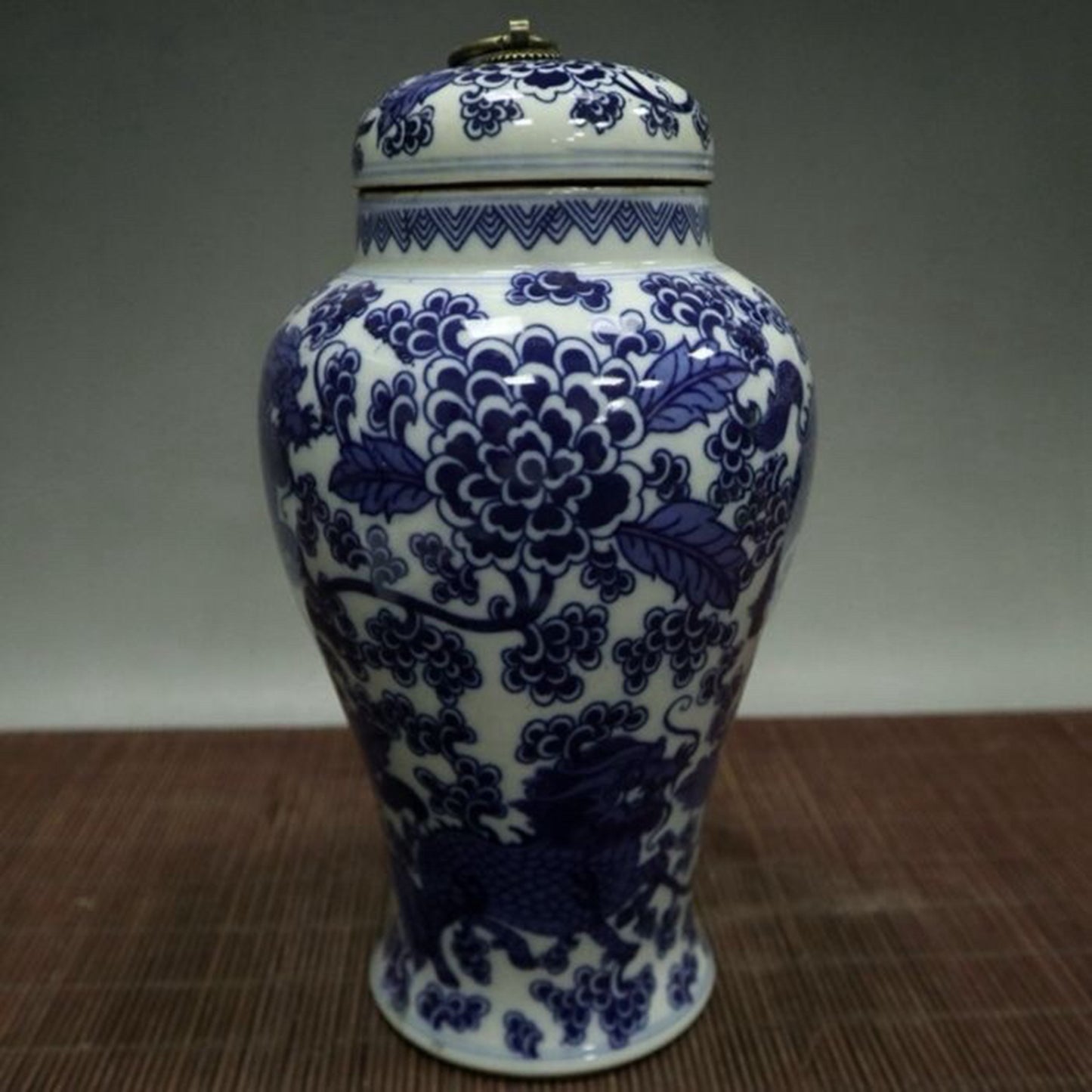 Blue and white Kirin patterned lid jar