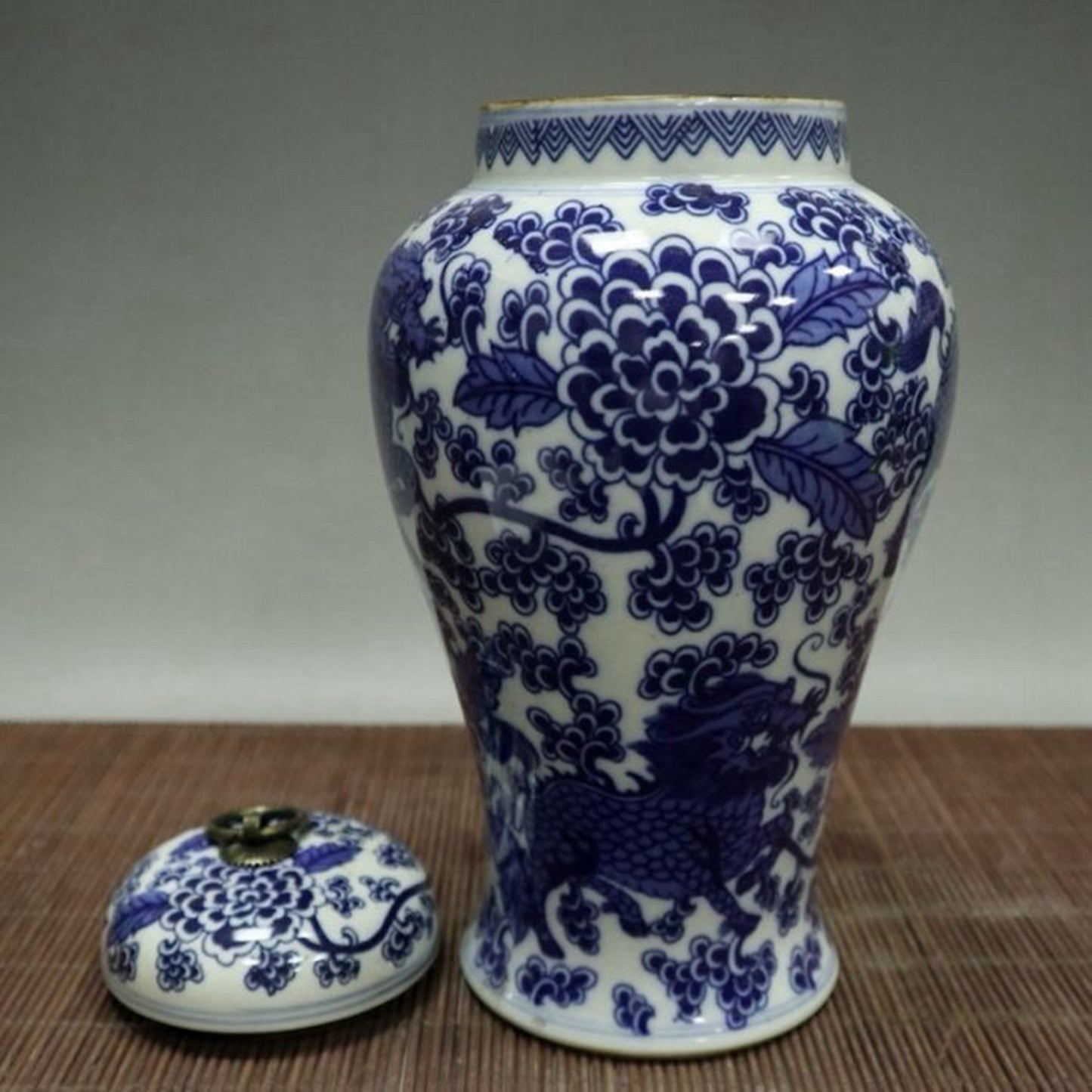 Blue and white Kirin patterned lid jar