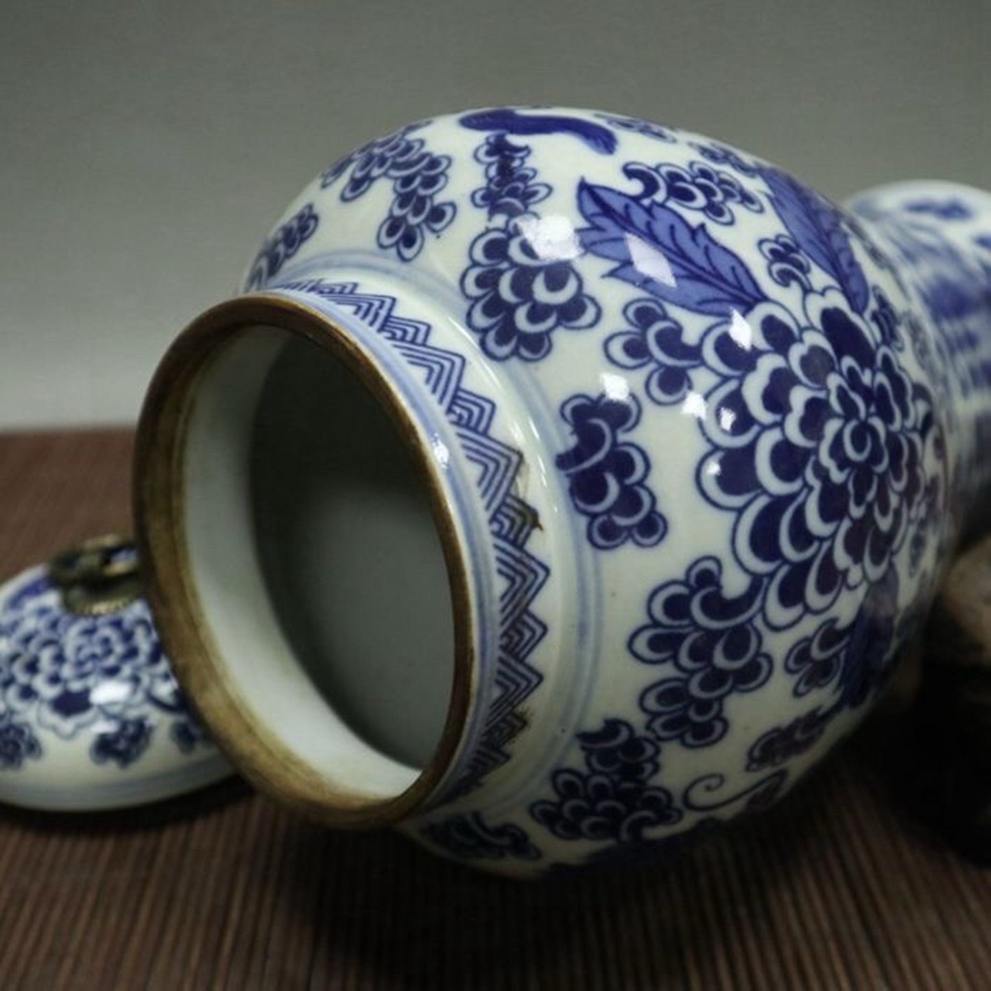 Blue and white Kirin patterned lid jar