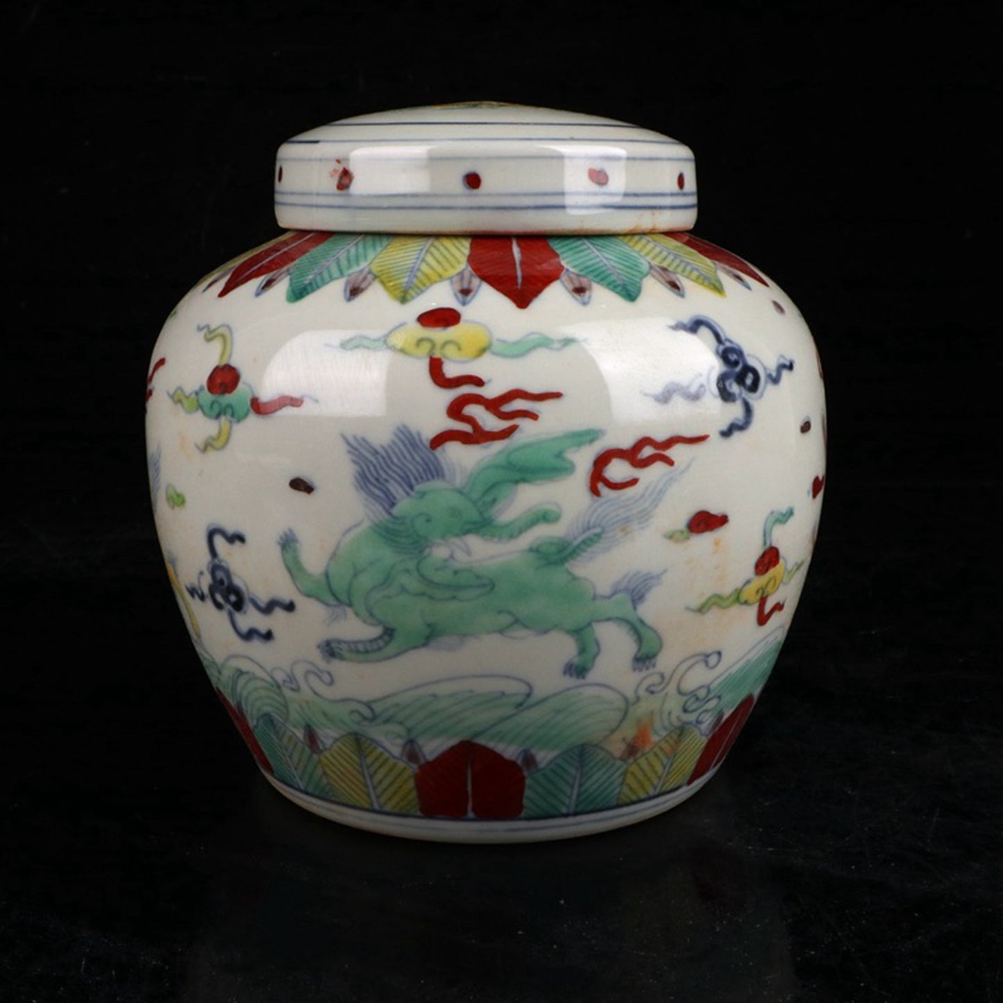 Doucai Feixiang patterned Tianzi jar