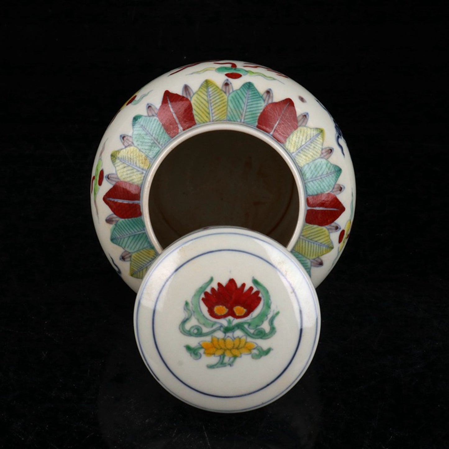 Doucai Feixiang patterned Tianzi jar