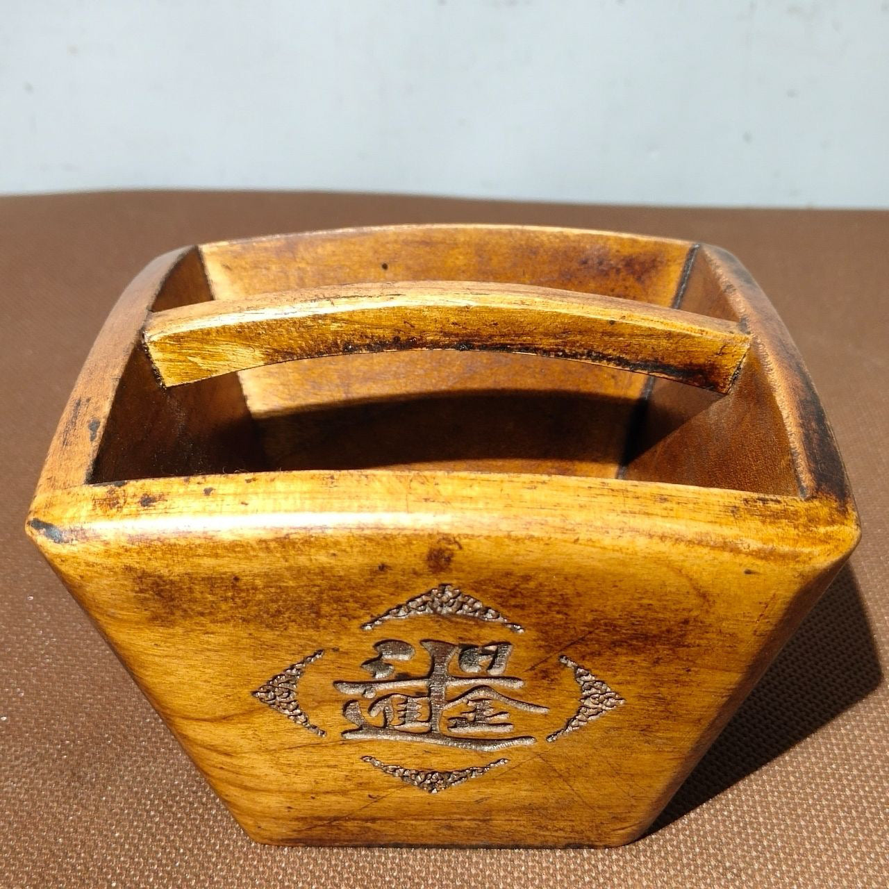 Old boxwood enters the warehouse every day with golden blessings