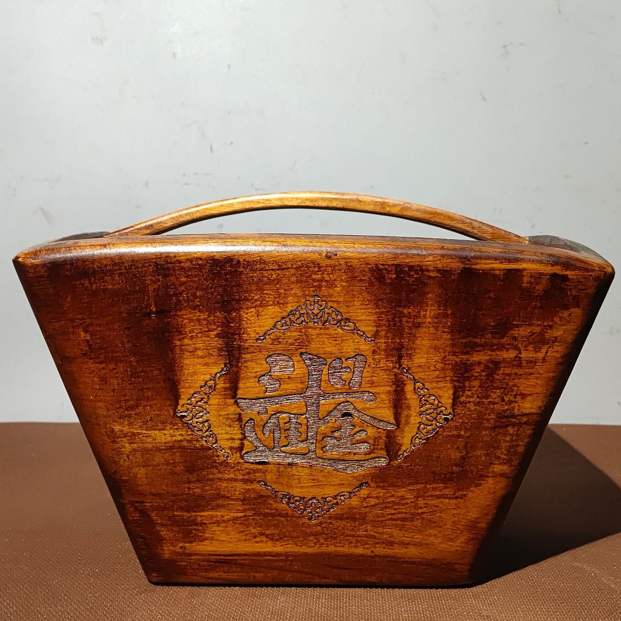 Old boxwood enters the warehouse every day with golden blessings