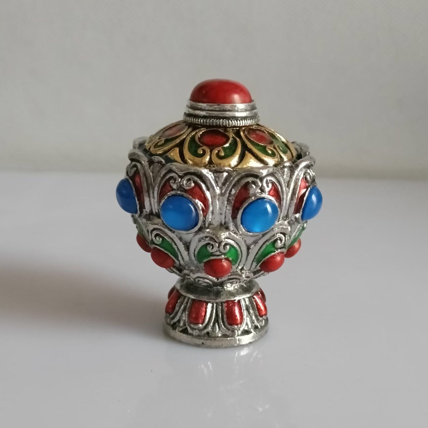 Chinese antique copper inlaid cloisonn é snuff bottle