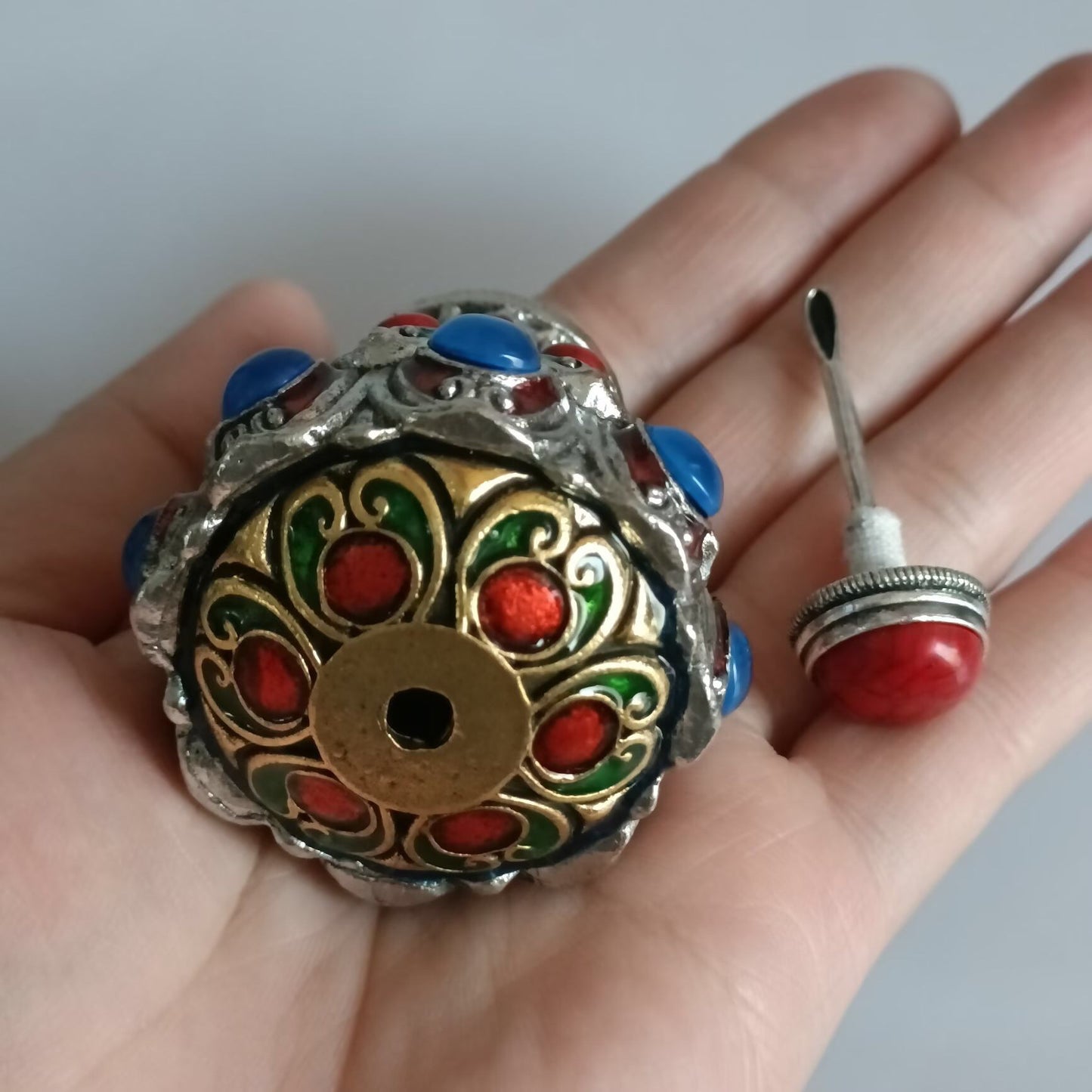 Chinese antique copper inlaid cloisonn é snuff bottle