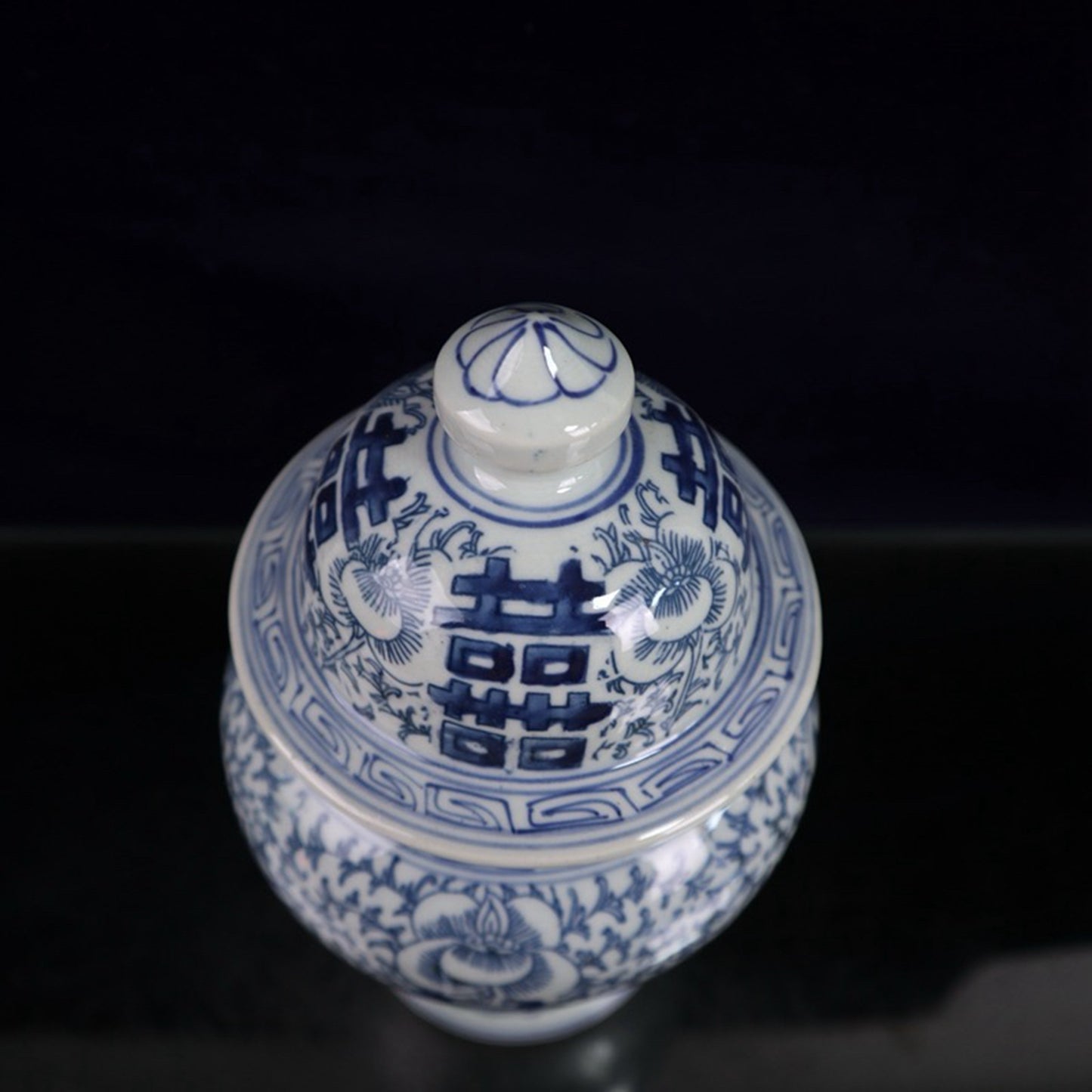 Blue and white double happiness entangled branch lotus pattern general jar