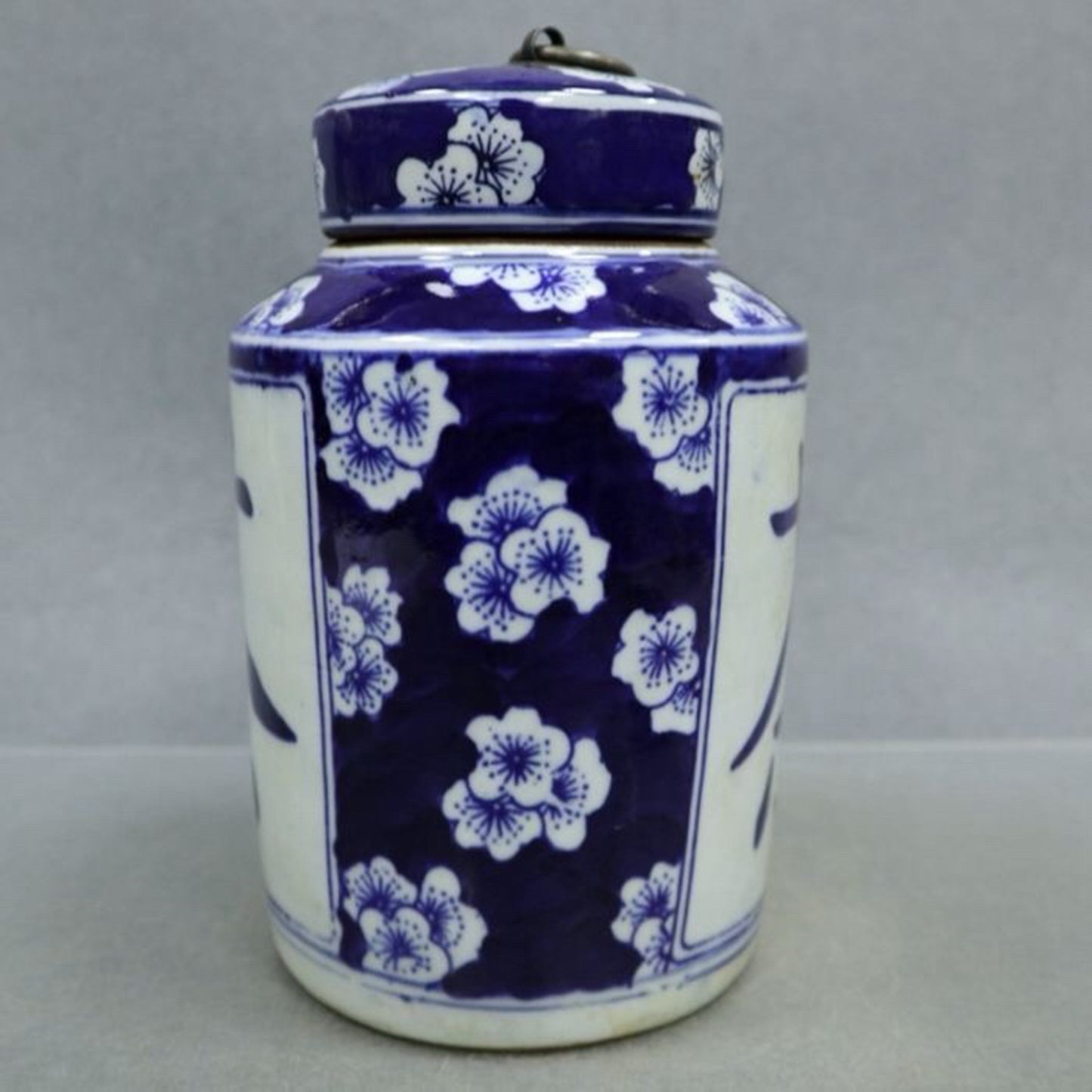 Blue and white ice plum tea patterned lid jar