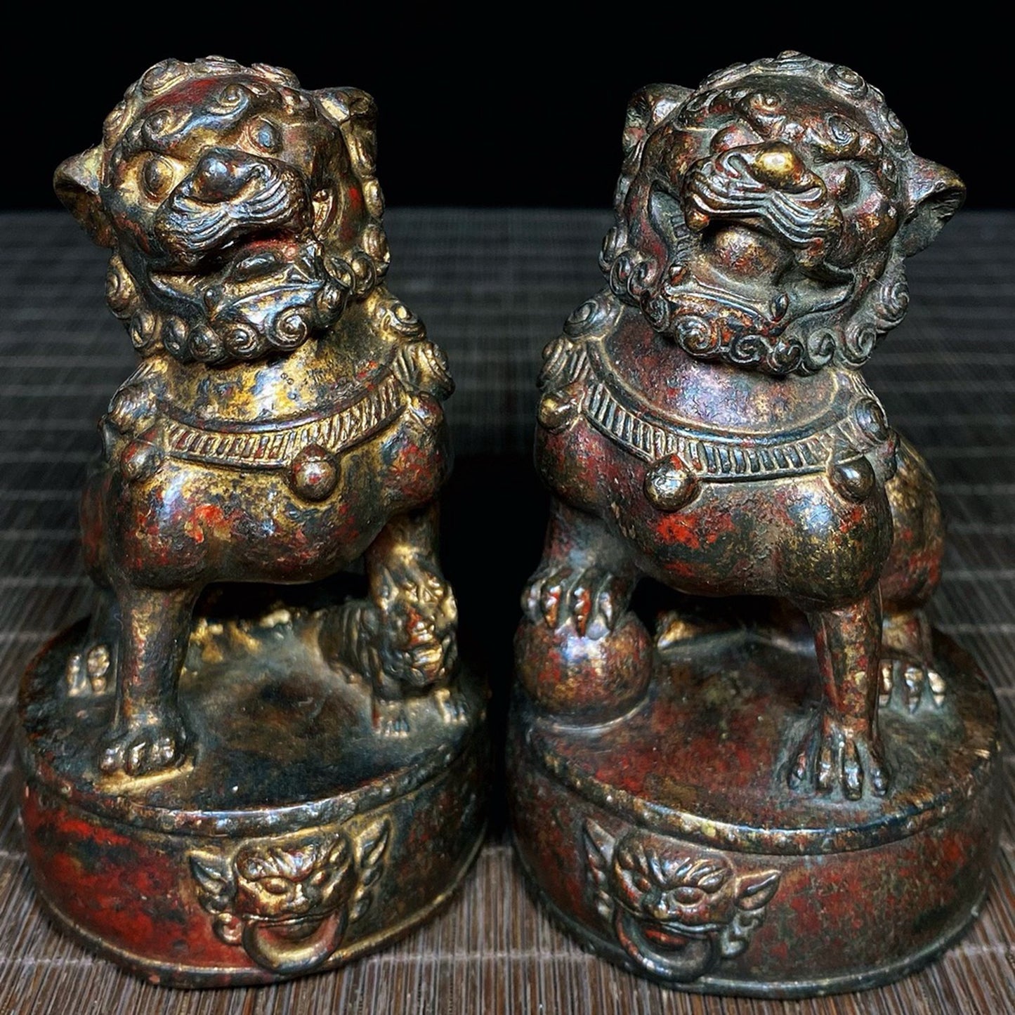 A pair of old copper tire mud gold drum face lions