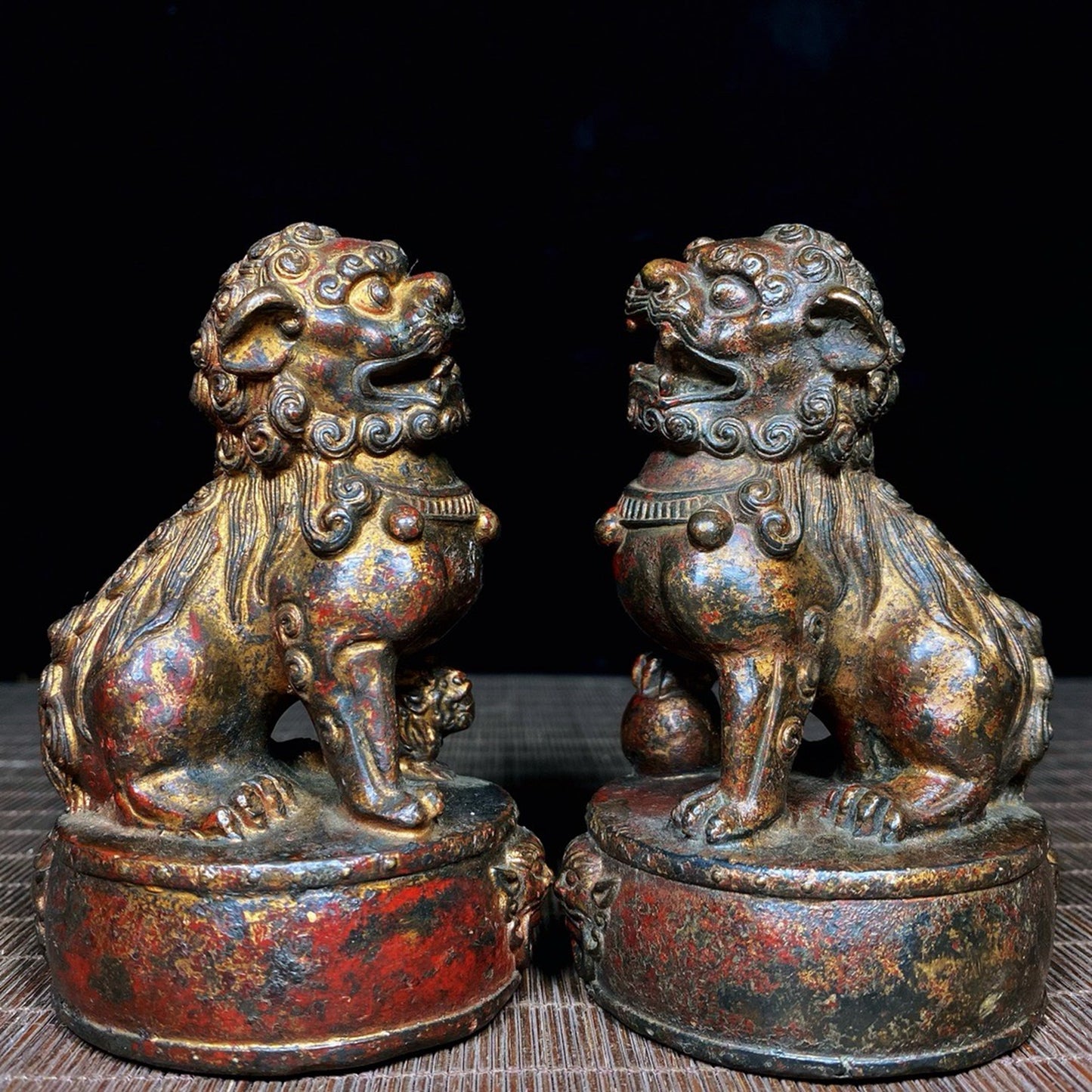 A pair of old copper tire mud gold drum face lions