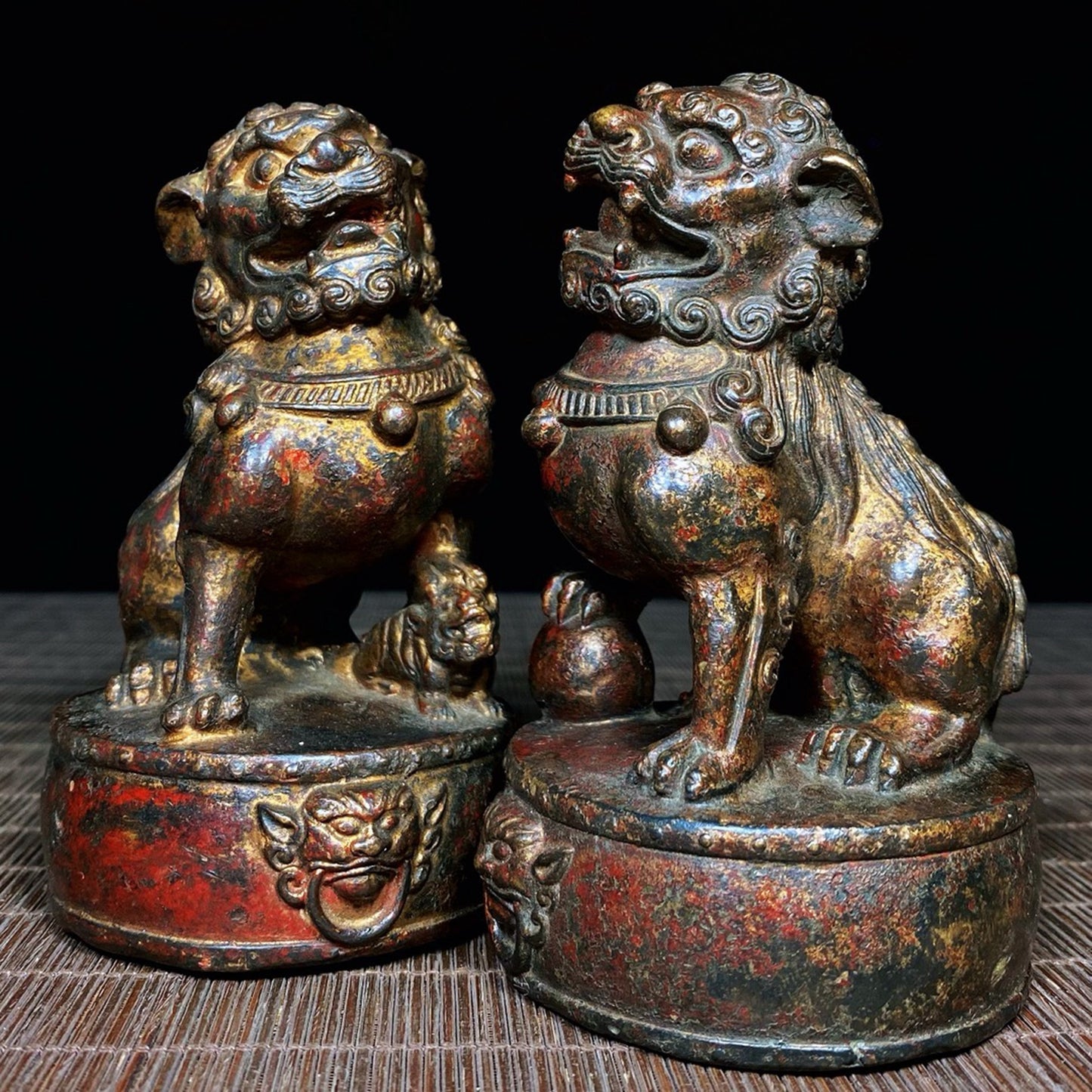 A pair of old copper tire mud gold drum face lions