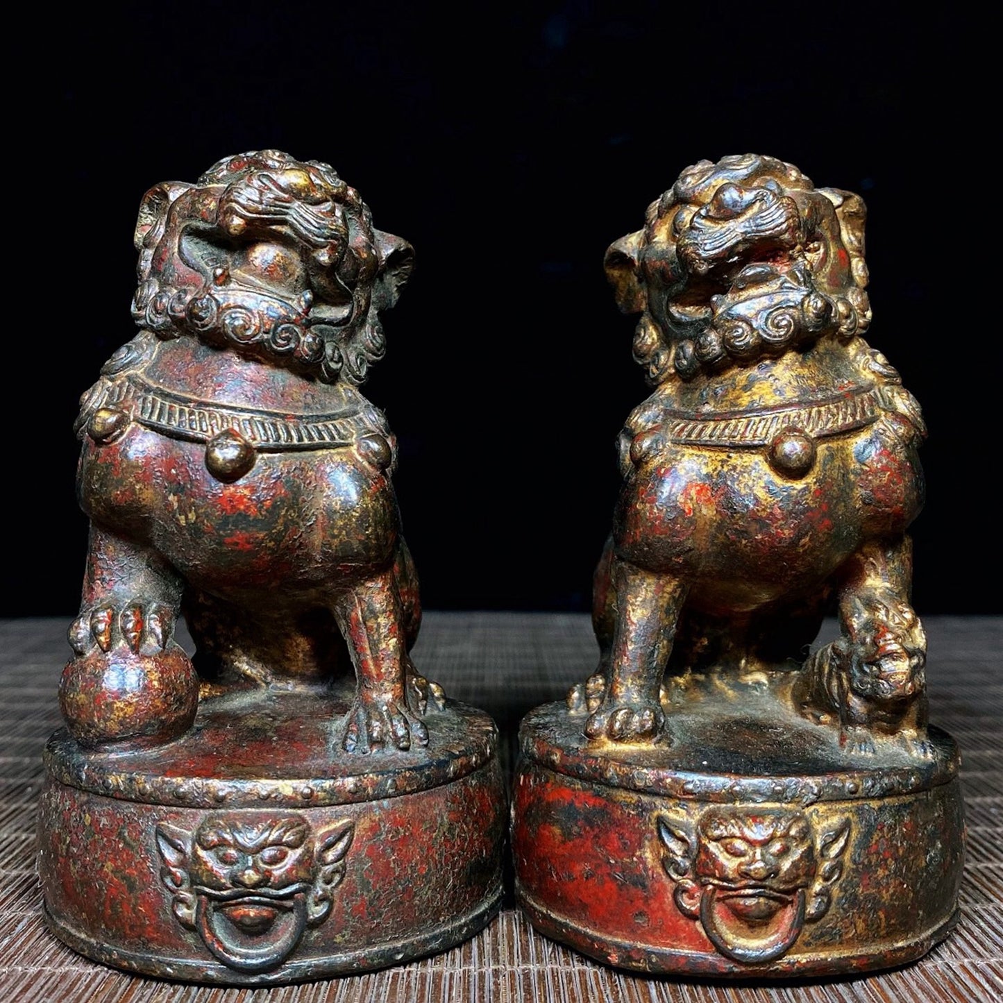 A pair of old copper tire mud gold drum face lions