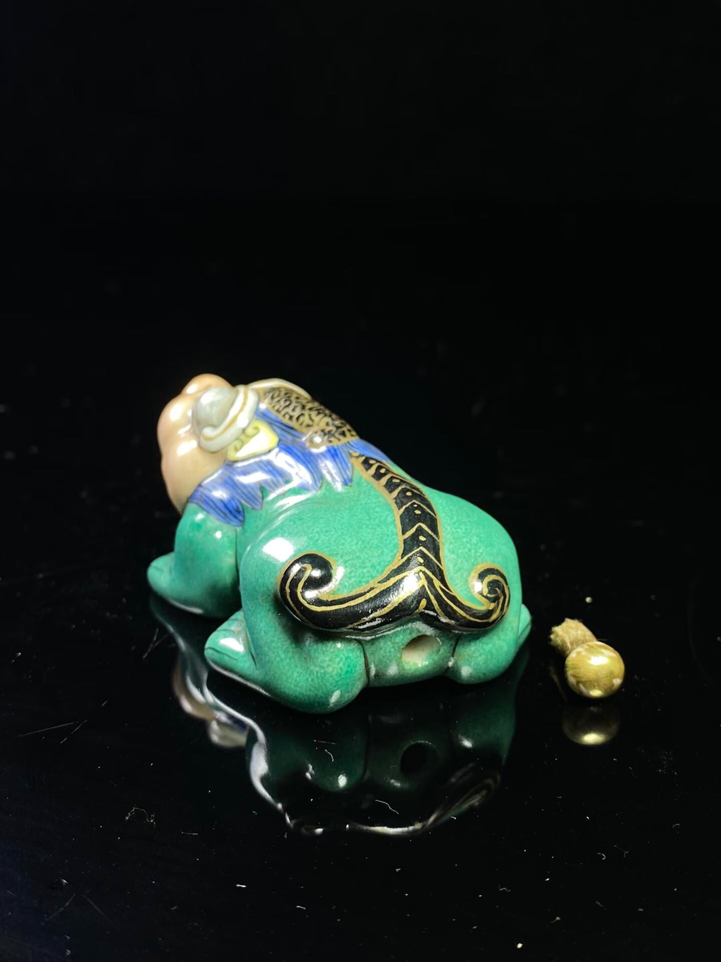 Chinese antique porcelain body painting enamel colored Pixiu shaped snuff bottle