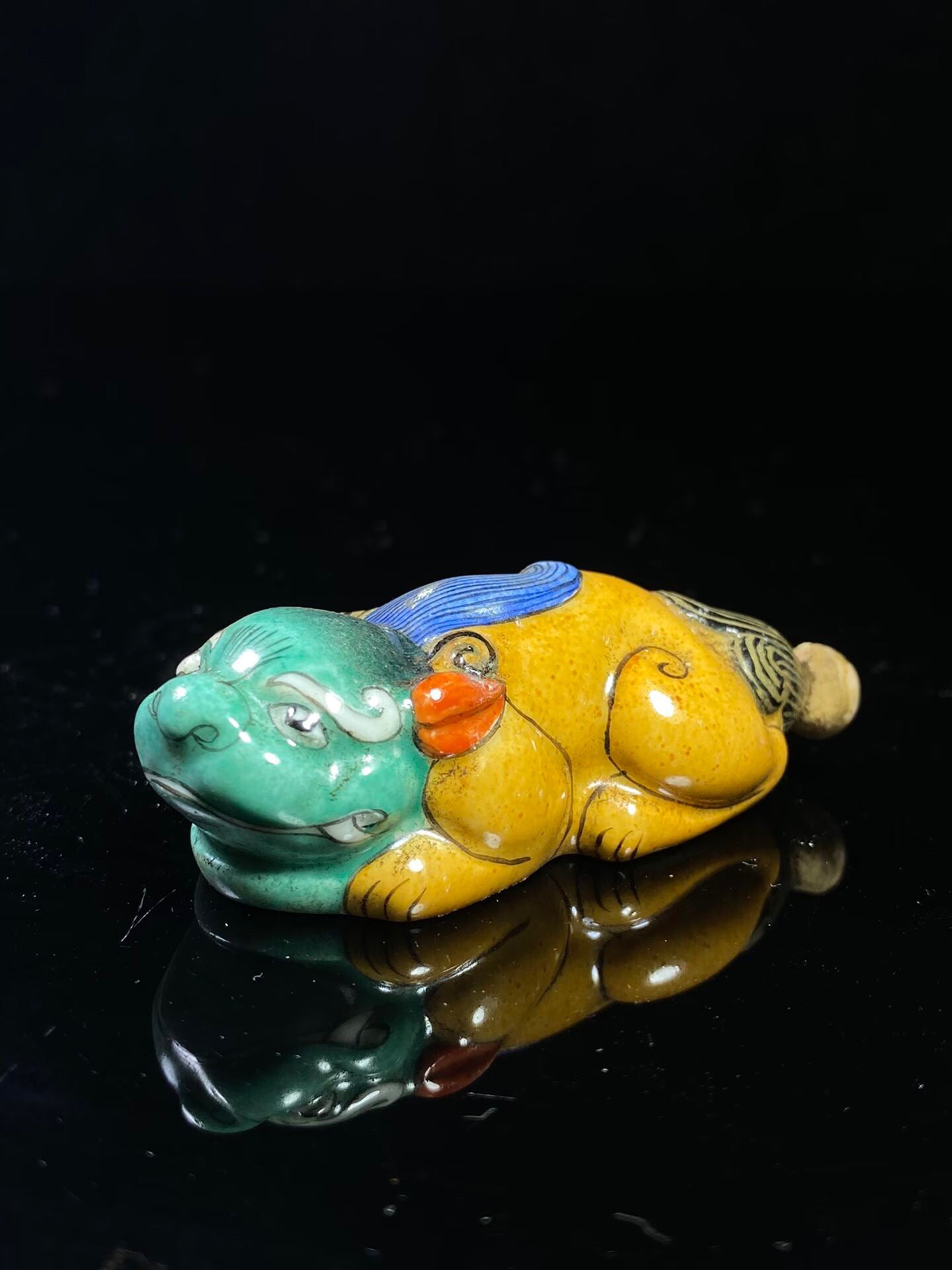 Chinese antique porcelain body painting enamel colored Pixiu shaped snuff bottle