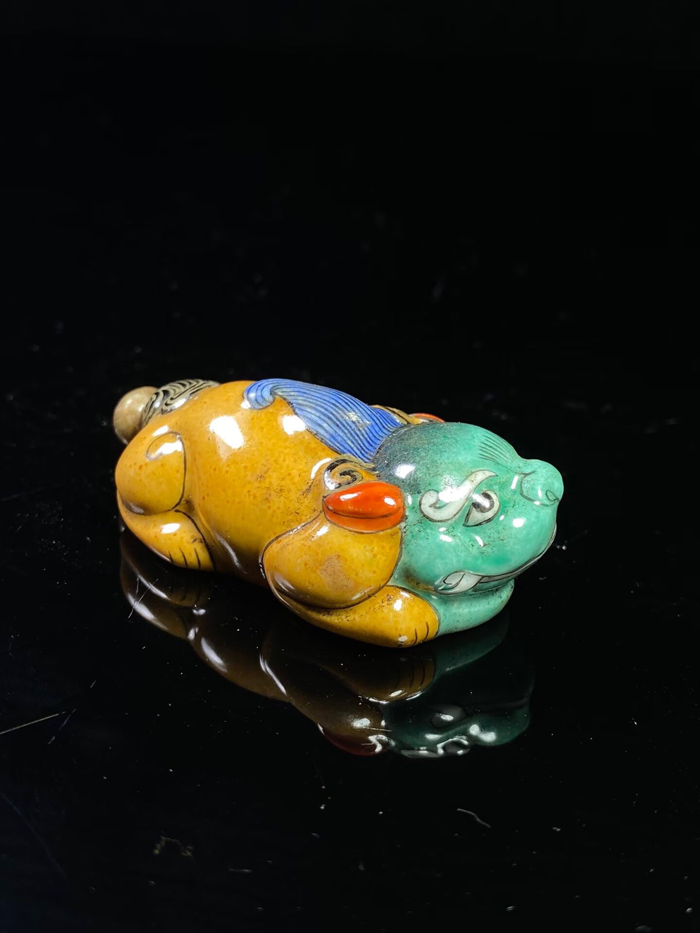 Chinese antique porcelain body painting enamel colored Pixiu shaped snuff bottle