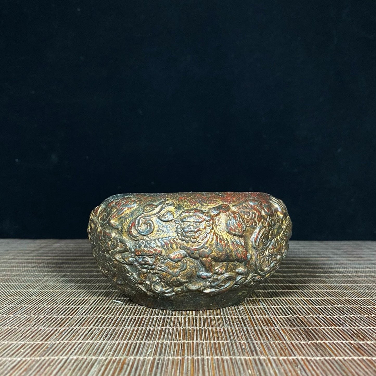 Old copper tire mud gold relief lion auspicious cloud incense burner pen wash
