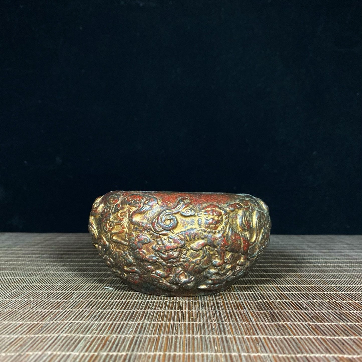Old copper tire mud gold relief lion auspicious cloud incense burner pen wash