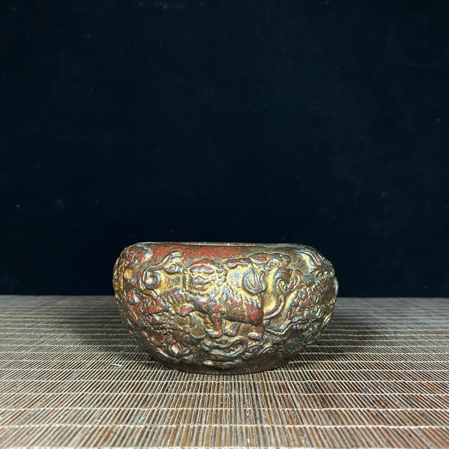 Old copper tire mud gold relief lion auspicious cloud incense burner pen wash