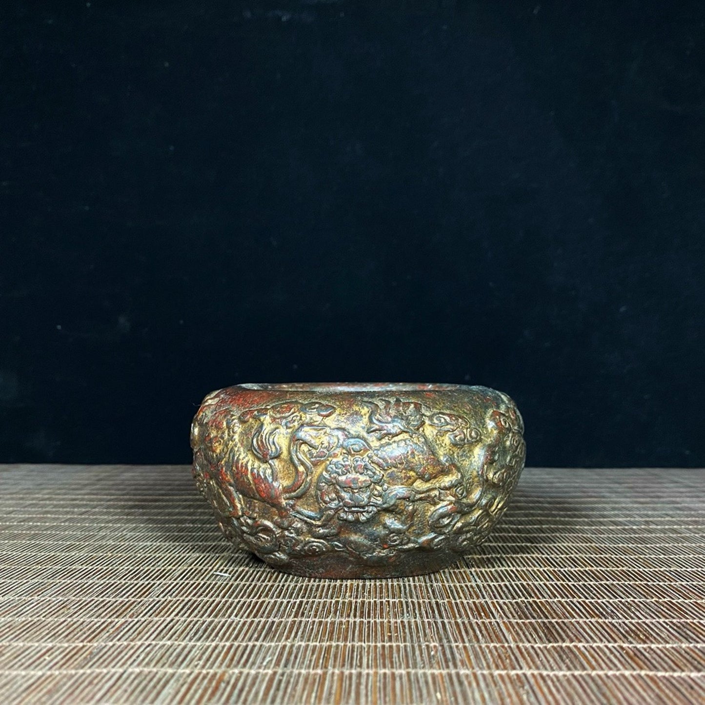 Old copper tire mud gold relief lion auspicious cloud incense burner pen wash